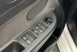 valkoinen Volkswagen Golf Plus 2012 kuva 16.