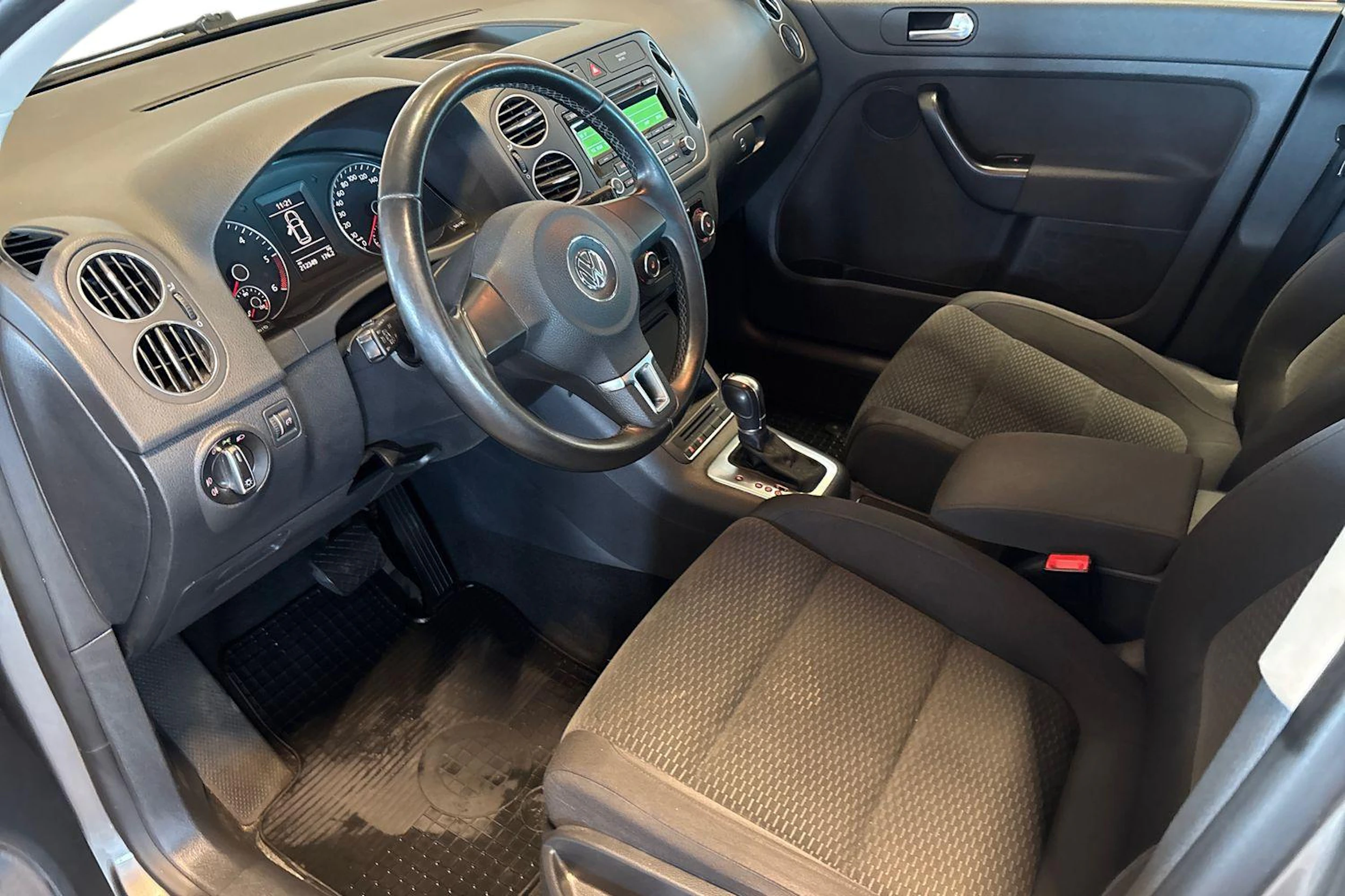 ruskea (beige) Volkswagen Golf Plus 2013 kuva 8.