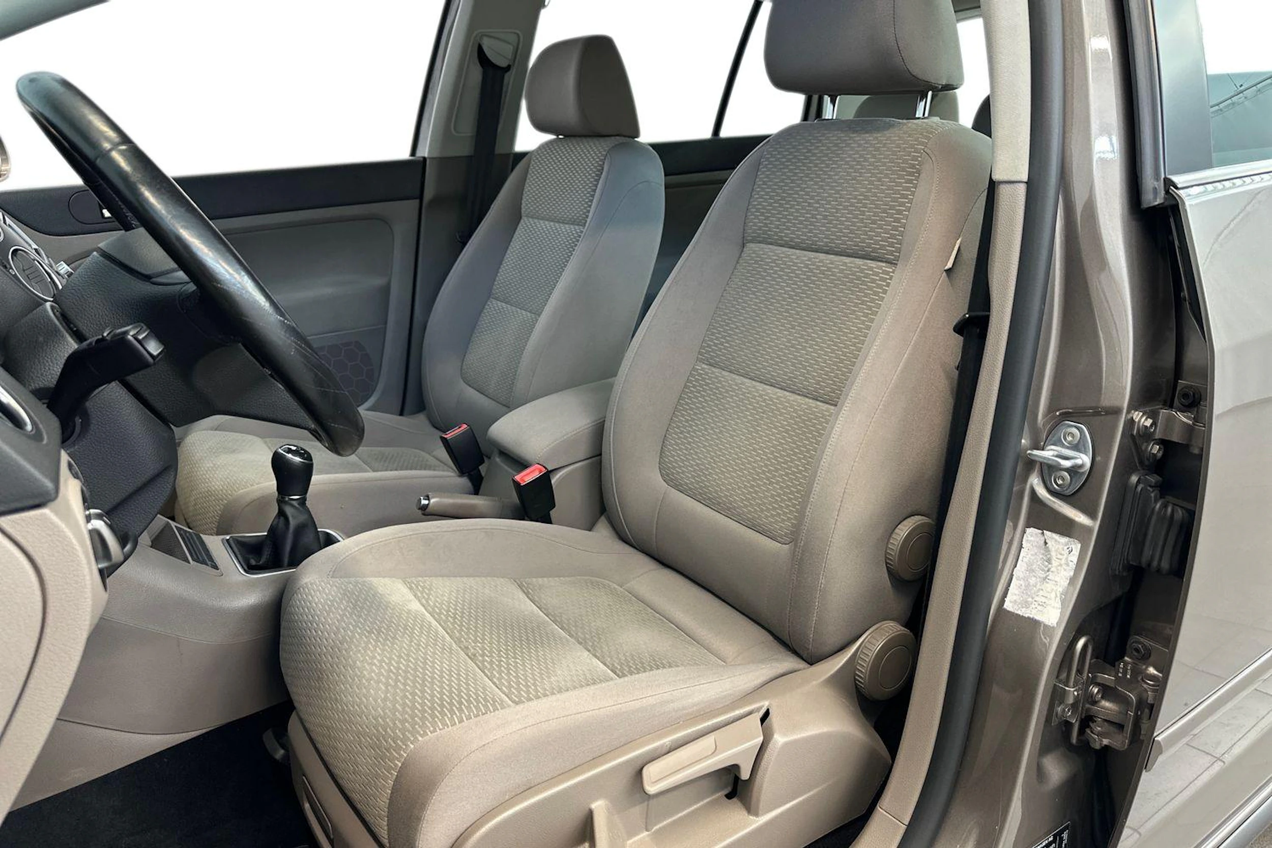 ruskea (beige) Volkswagen Golf Plus 2013 kuva 7.