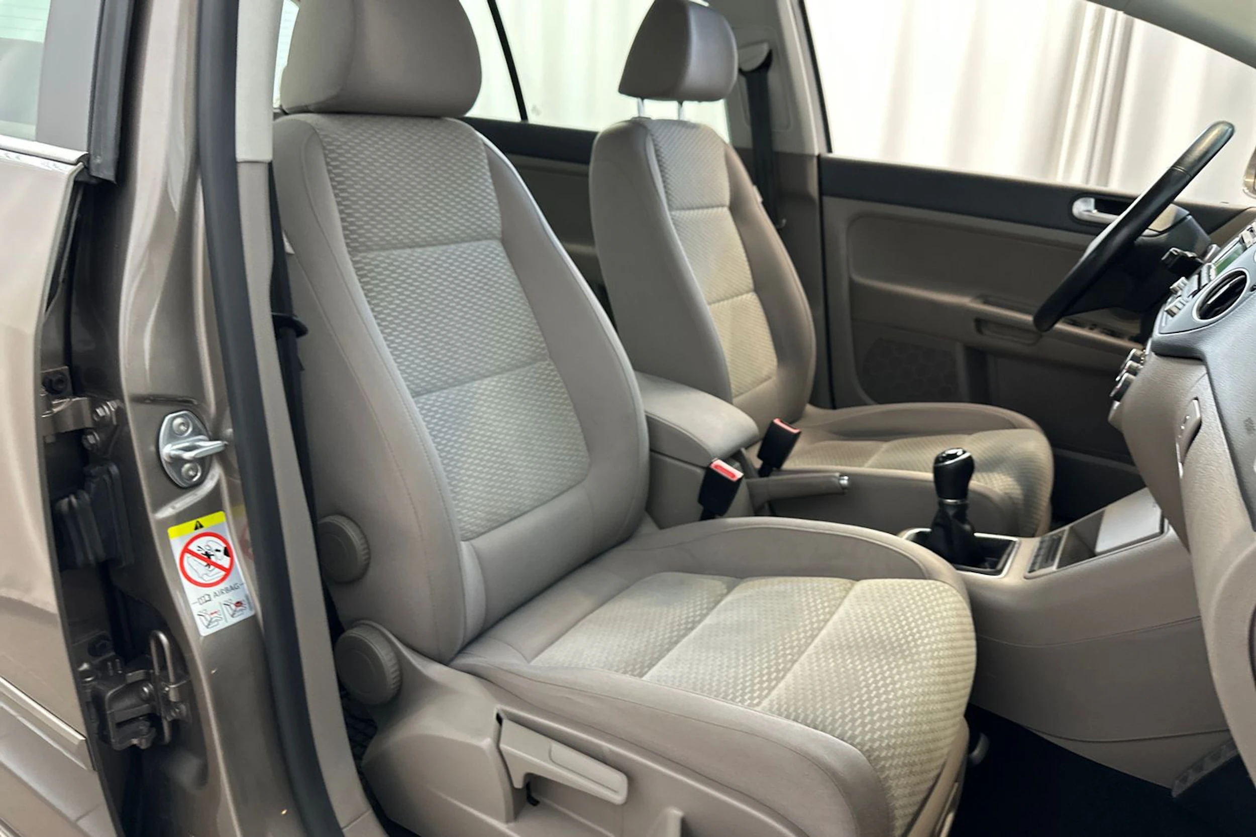 ruskea (beige) Volkswagen Golf Plus 2013 kuva 11.