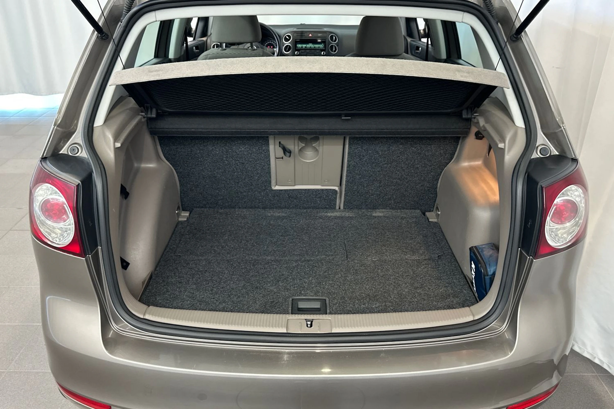 ruskea (beige) Volkswagen Golf Plus 2013 kuva 13.
