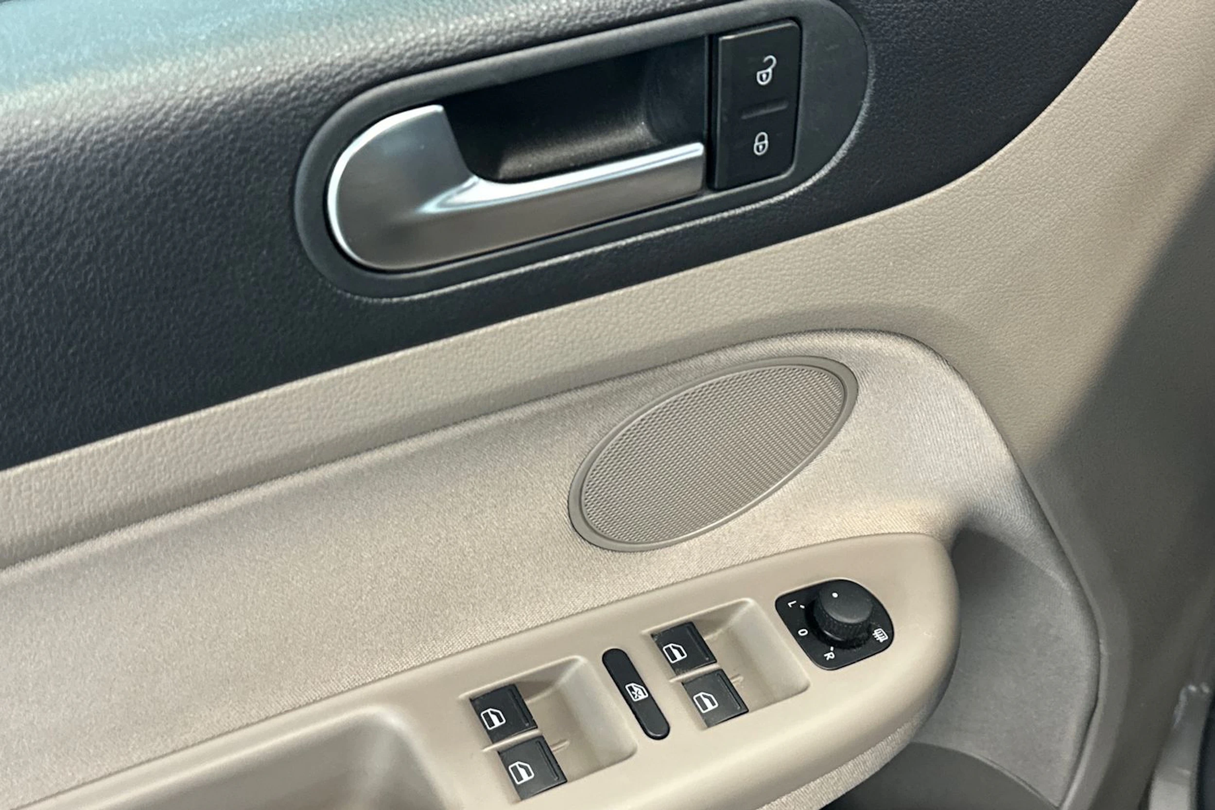 ruskea (beige) Volkswagen Golf Plus 2013 kuva 14.