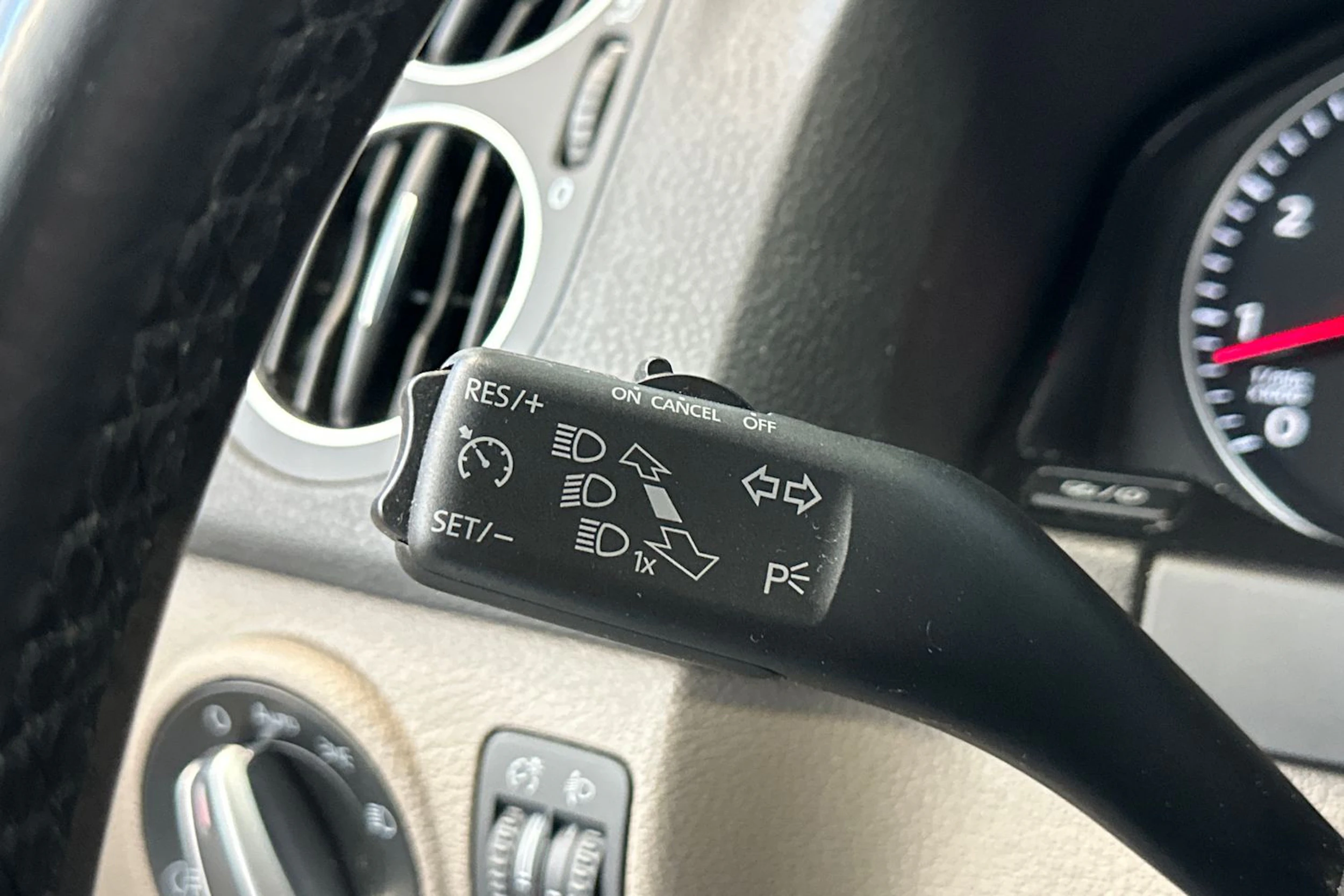 ruskea (beige) Volkswagen Golf Plus 2013 kuva 16.