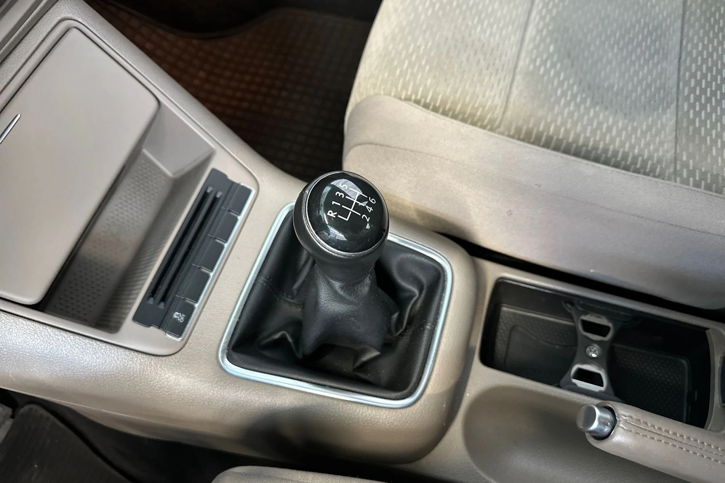 ruskea (beige) Volkswagen Golf Plus 2013 kuva 18.