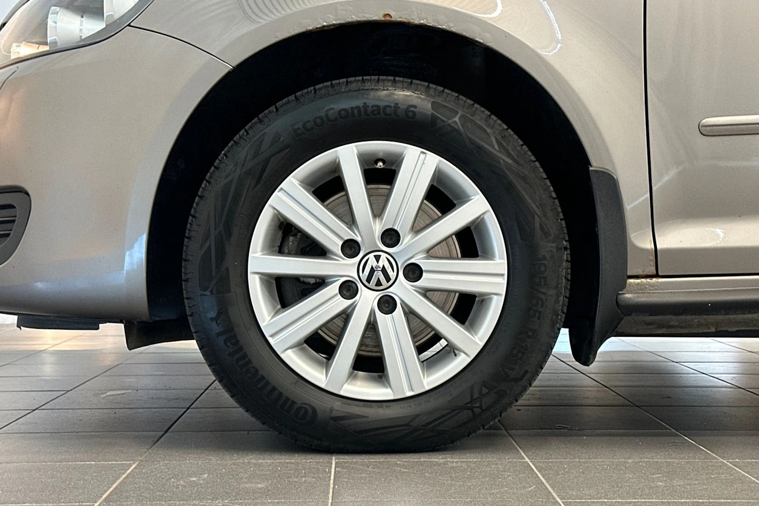 ruskea (beige) Volkswagen Golf Plus 2013 kuva 20.