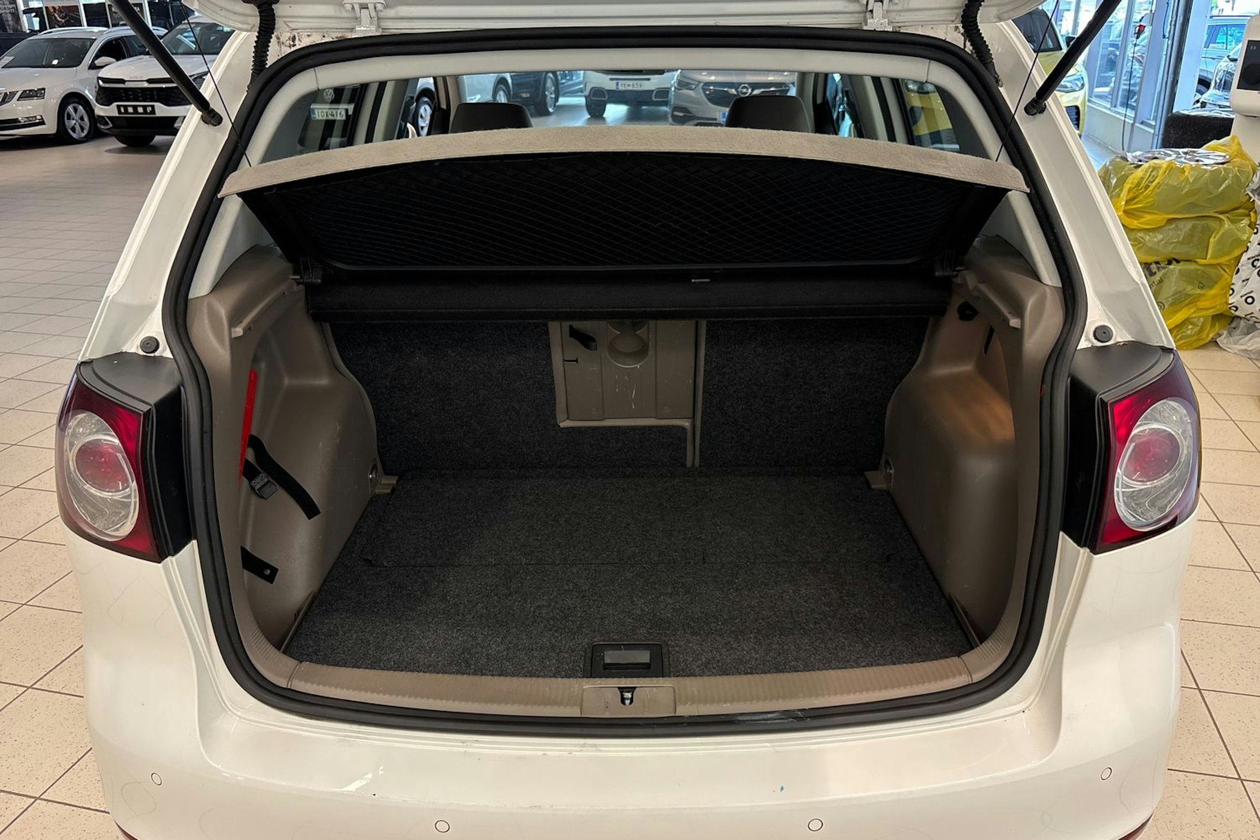 valkoinen Volkswagen Golf Plus 2013 kuva 16.
