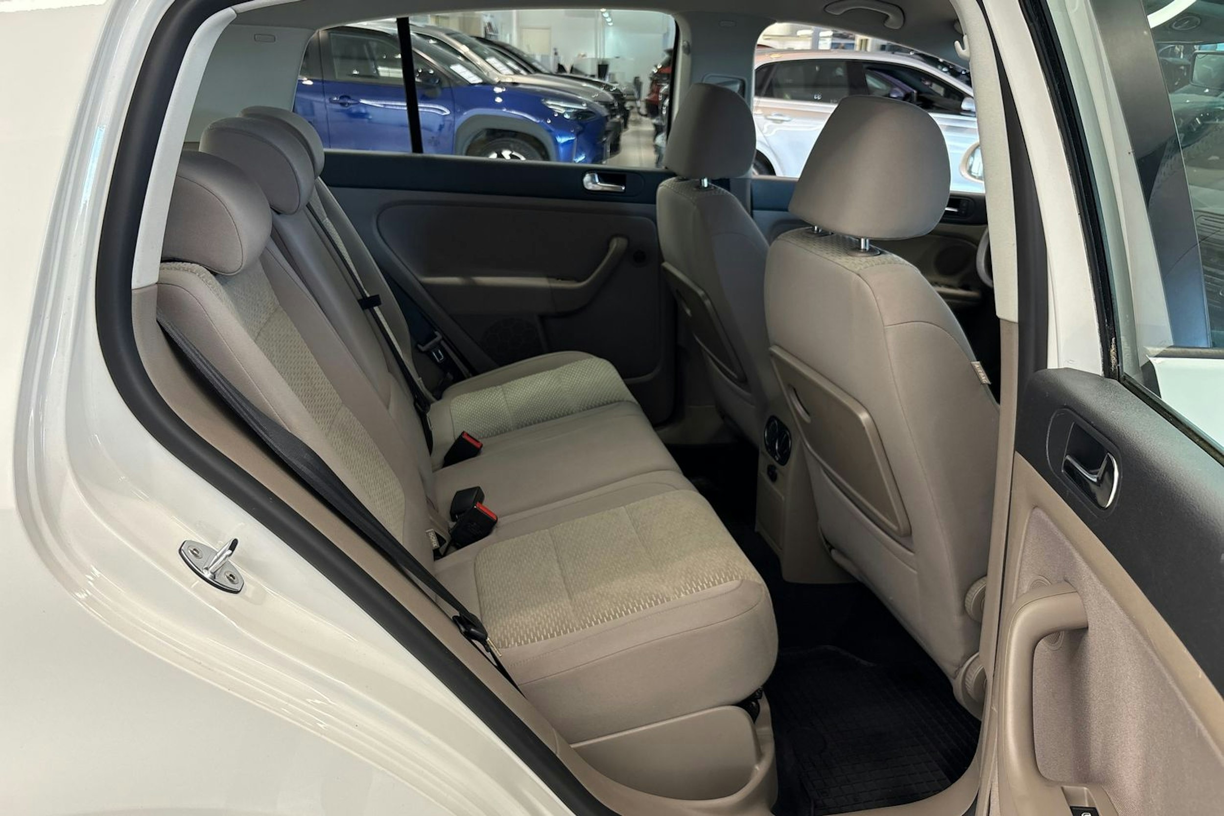valkoinen Volkswagen Golf Plus 2013 kuva 17.
