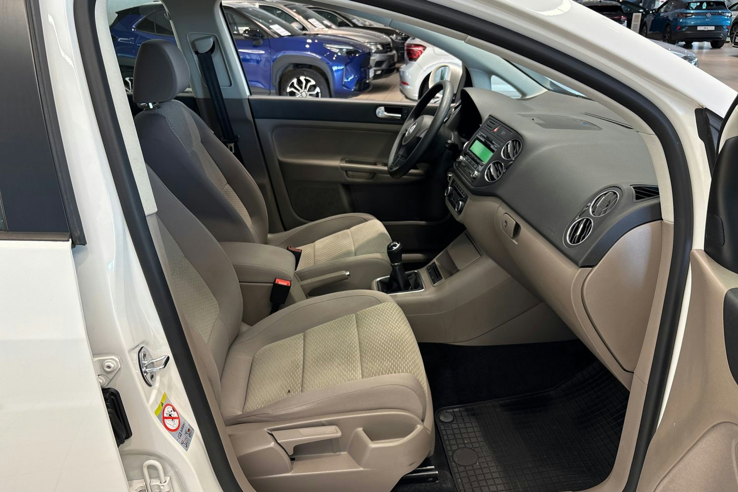 valkoinen Volkswagen Golf Plus 2013 kuva 18.