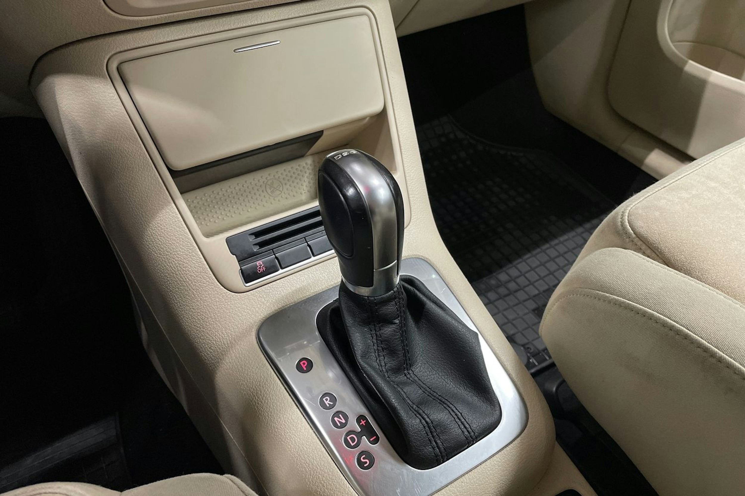 met. ruskea (beige) Volkswagen Golf Plus 2014 kuva 18.