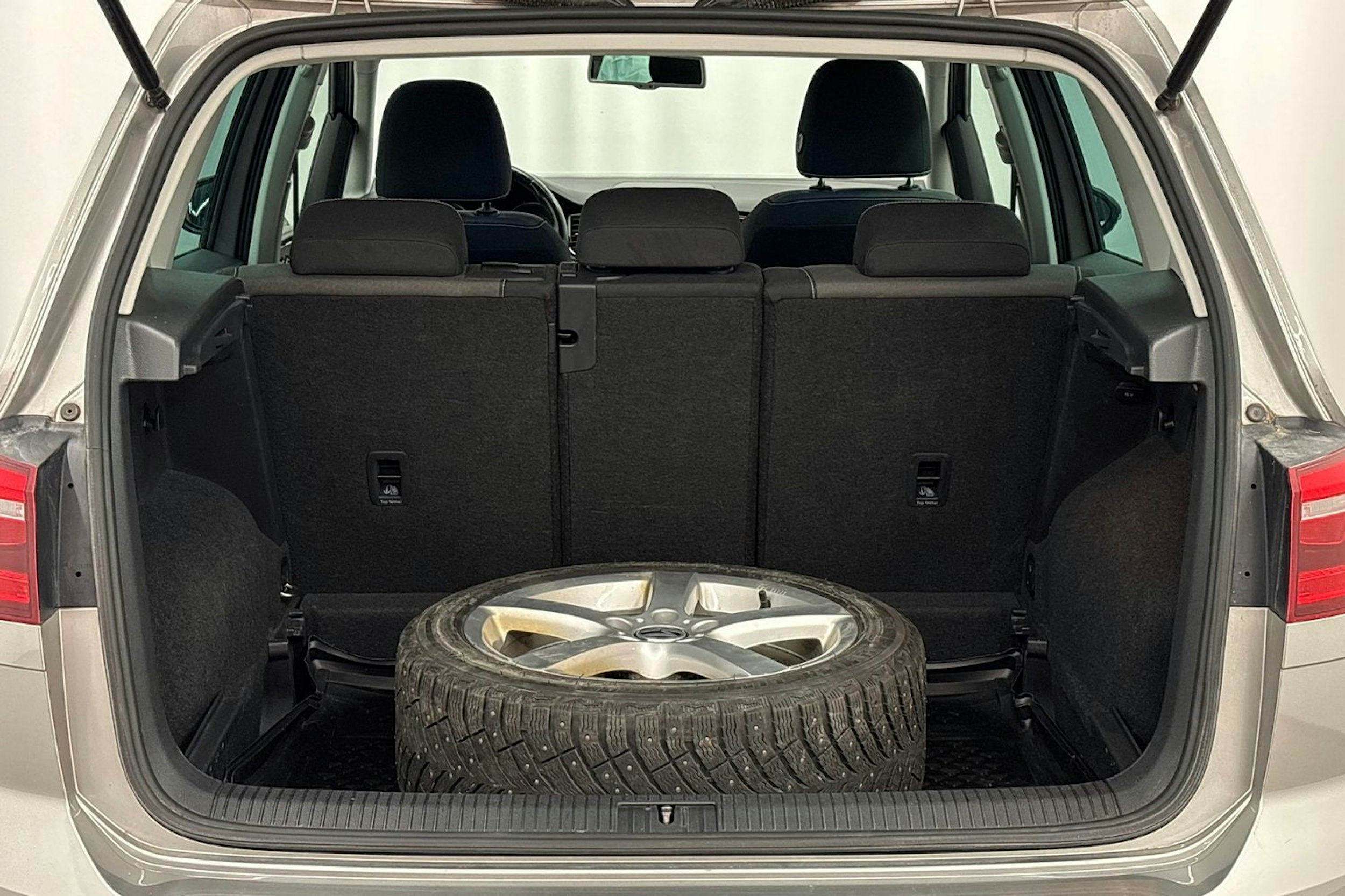 harmaa Volkswagen Golf Sportsvan 2014 kuva 19.