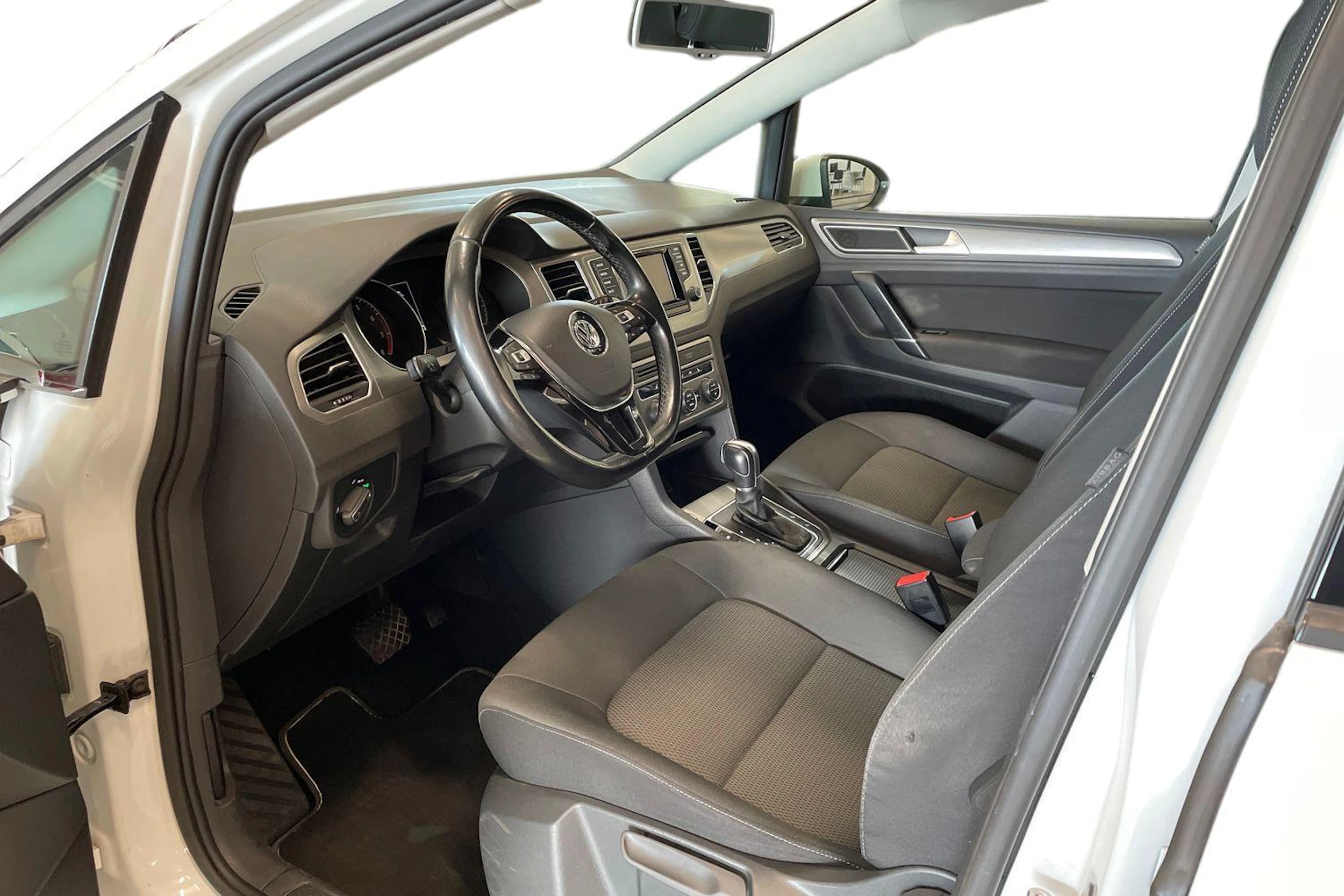 valkoinen Volkswagen Golf Sportsvan 2015 kuva 7.