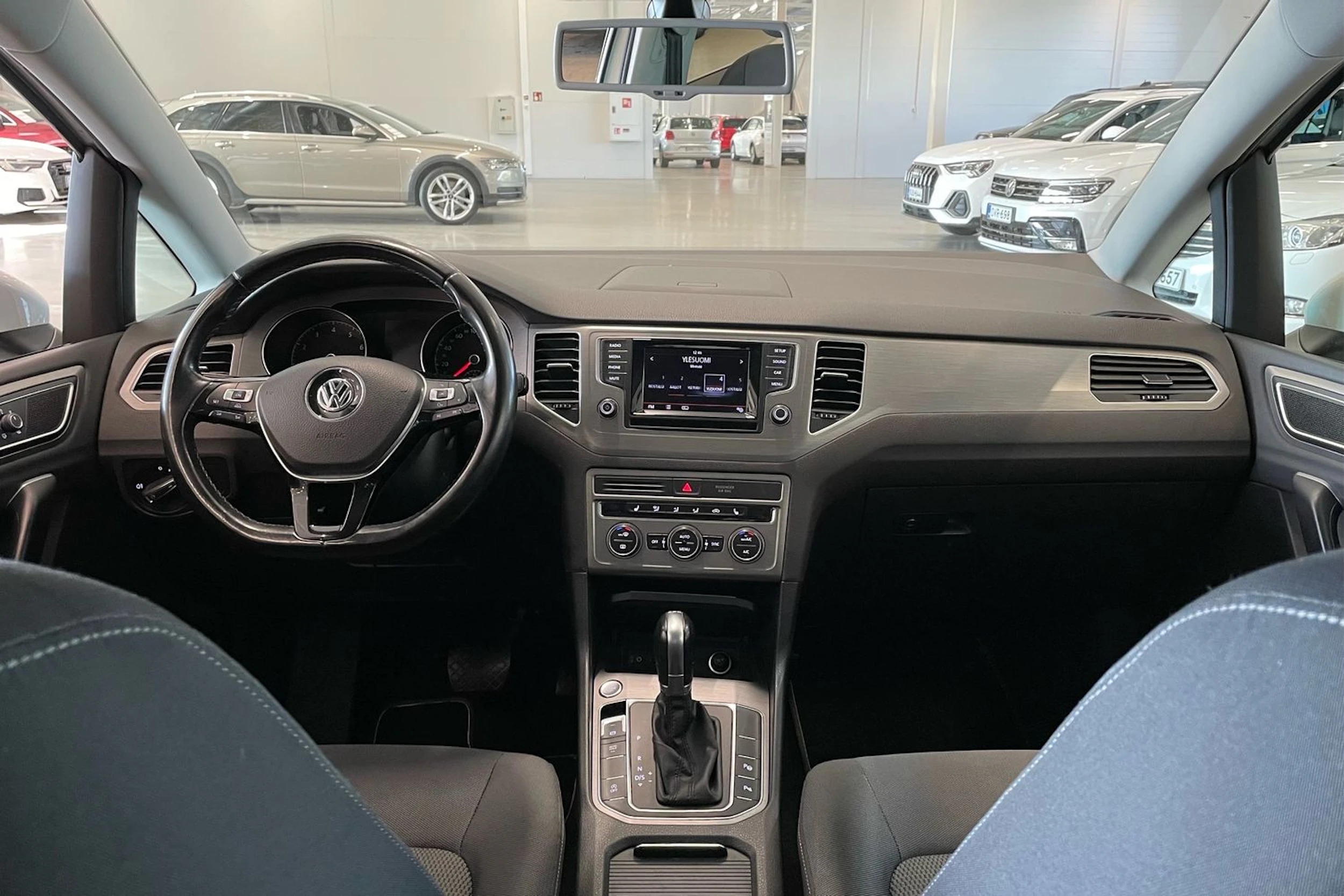 valkoinen Volkswagen Golf Sportsvan 2015 kuva 11.