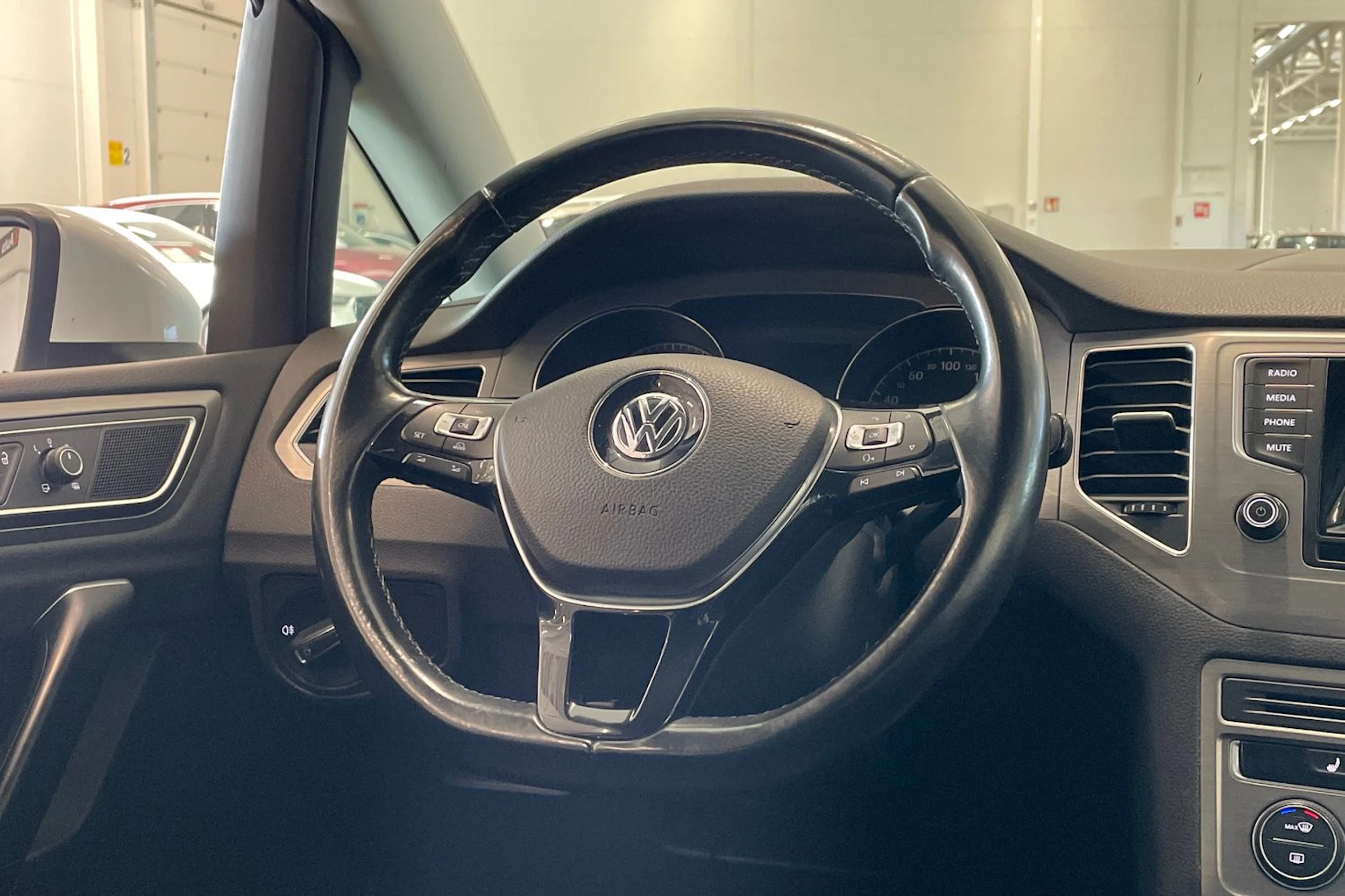 valkoinen Volkswagen Golf Sportsvan 2015 kuva 12.