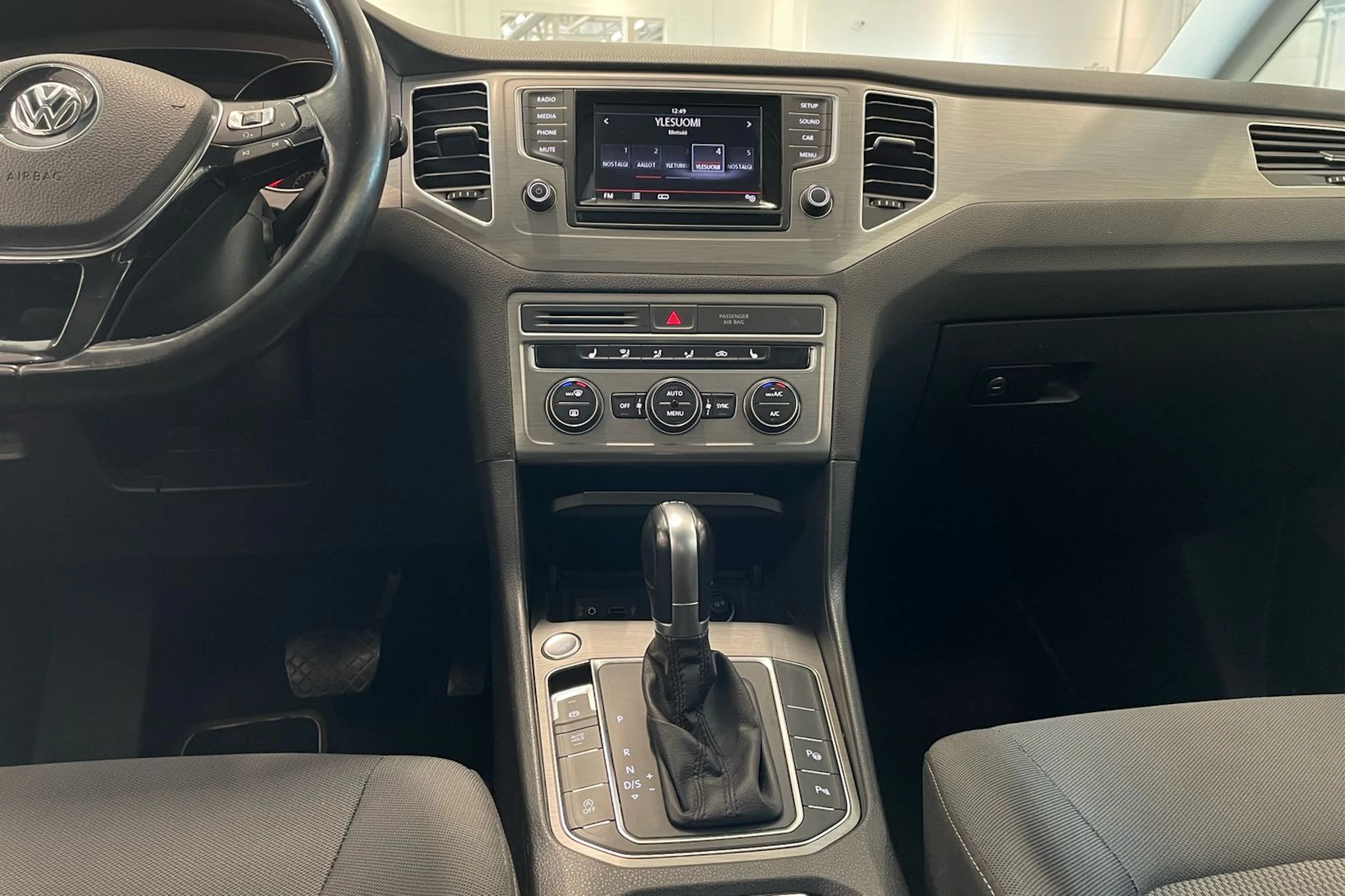 valkoinen Volkswagen Golf Sportsvan 2015 kuva 17.