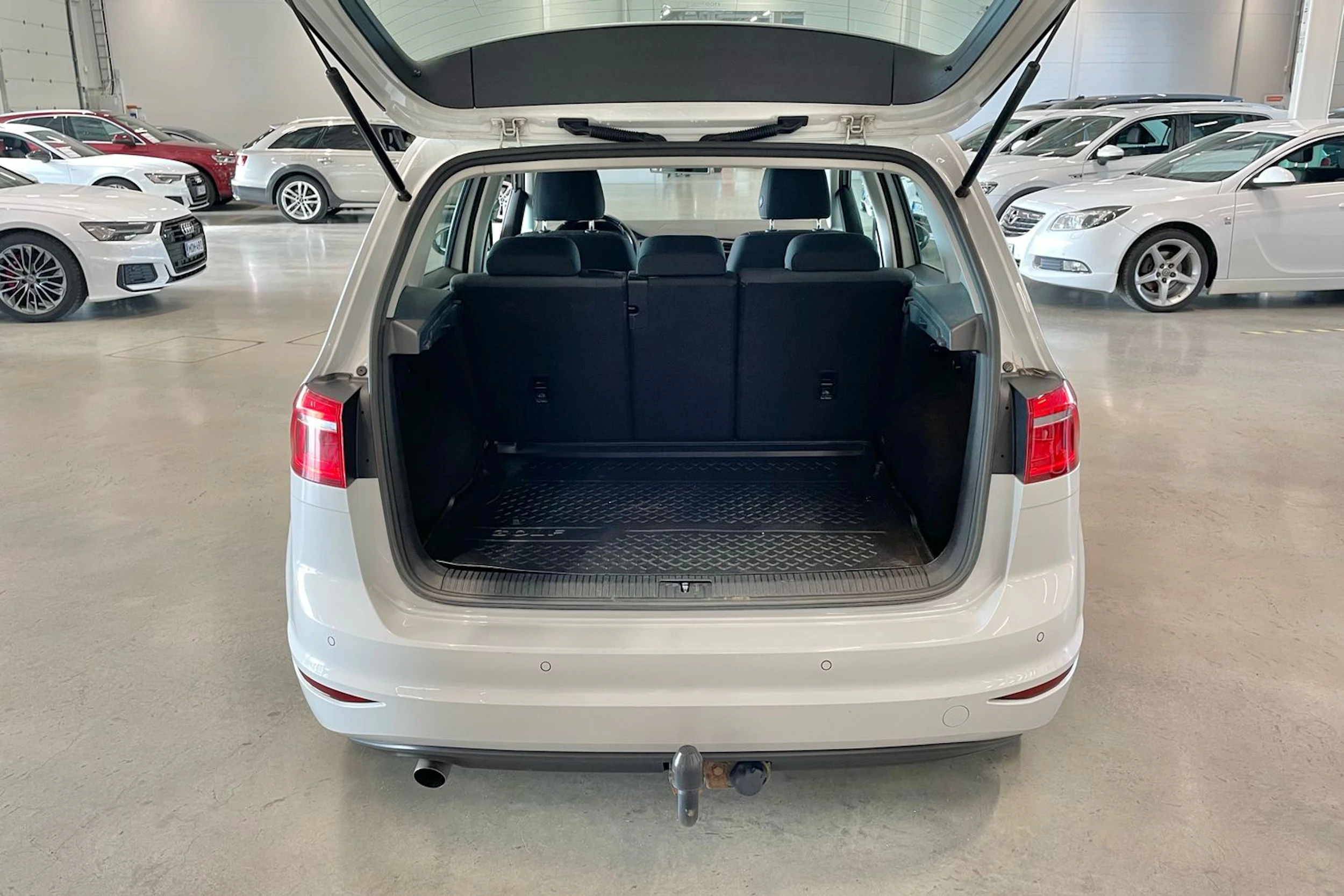 valkoinen Volkswagen Golf Sportsvan 2015 kuva 24.