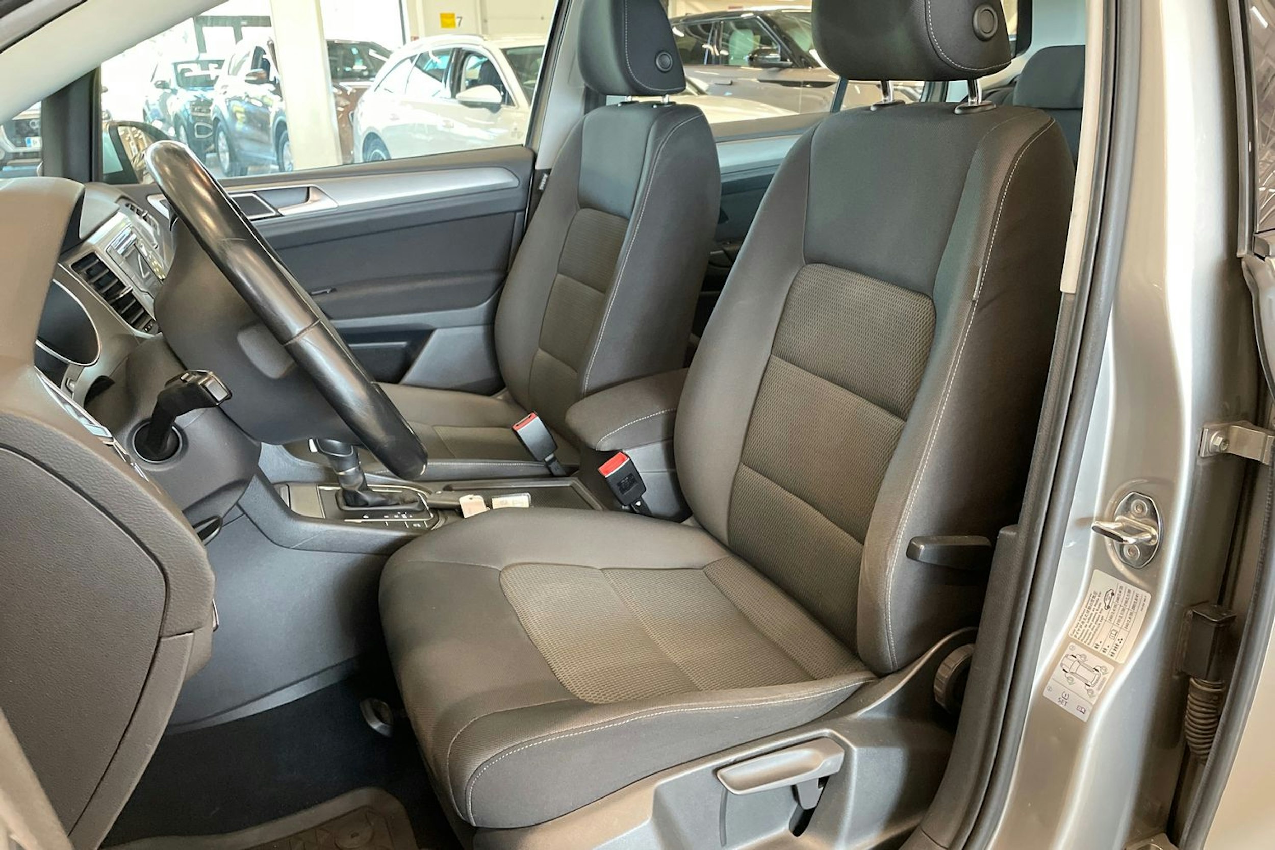 met. harmaa Volkswagen Golf Sportsvan 2014 kuva 14.