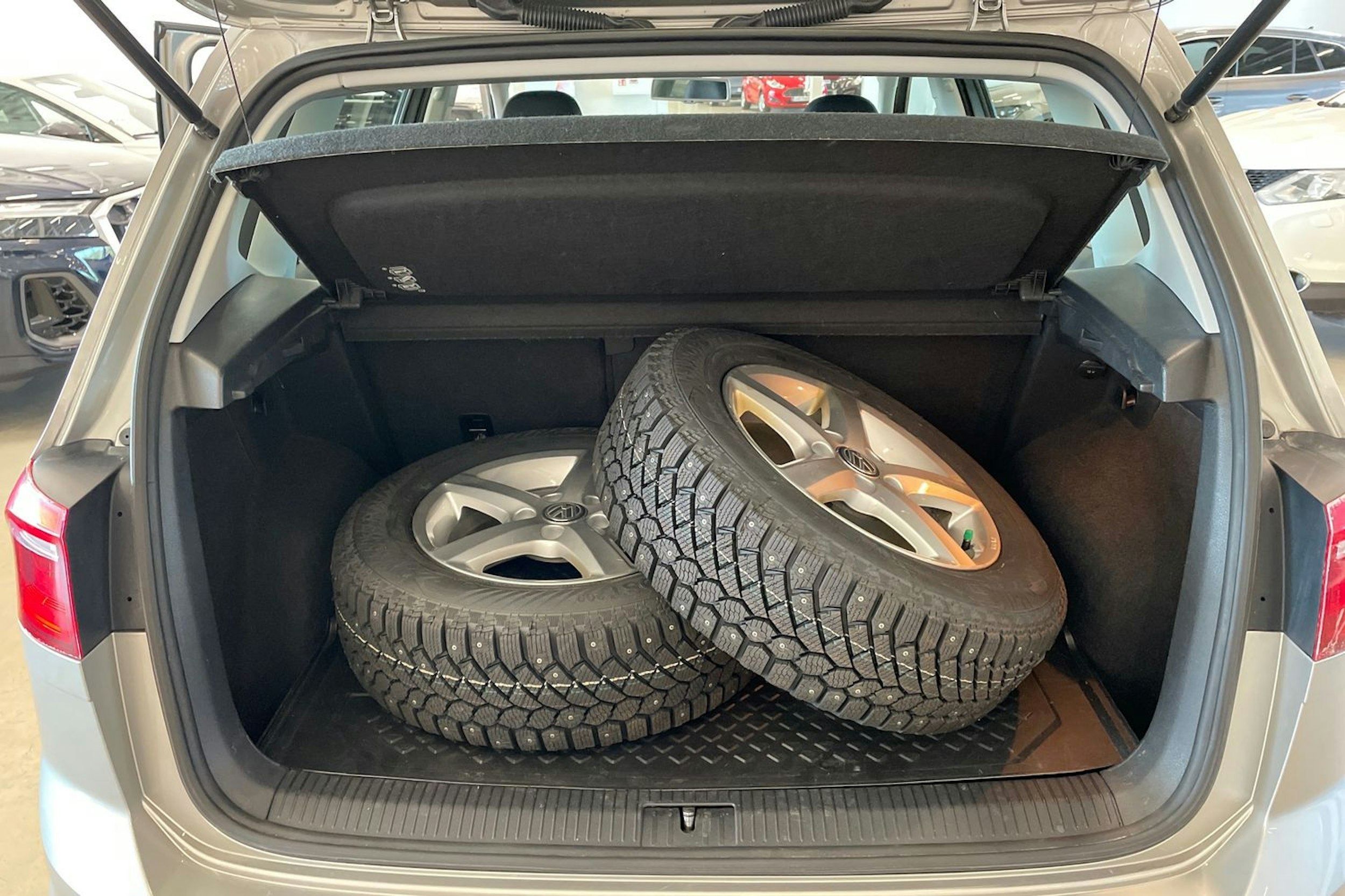 met. harmaa Volkswagen Golf Sportsvan 2014 kuva 26.