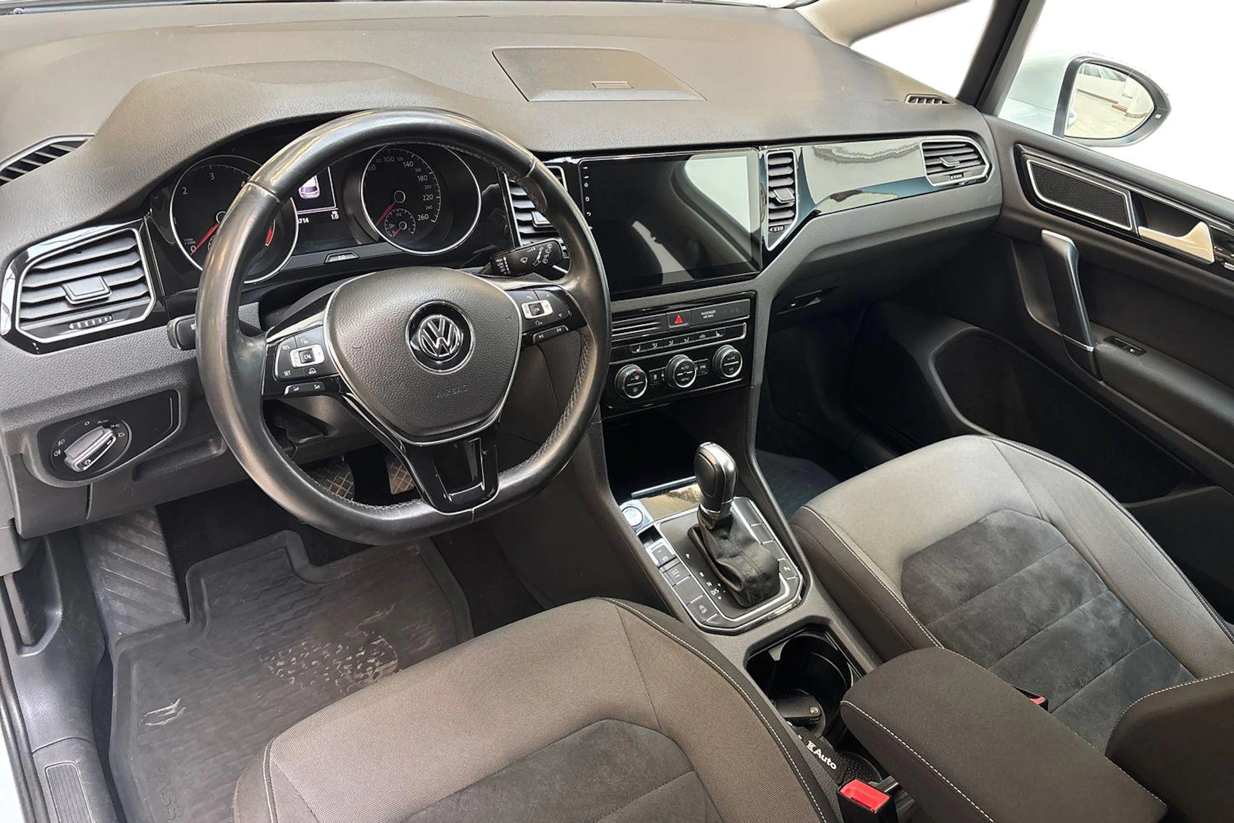 valkoinen Volkswagen Golf Sportsvan 2015 kuva 6.