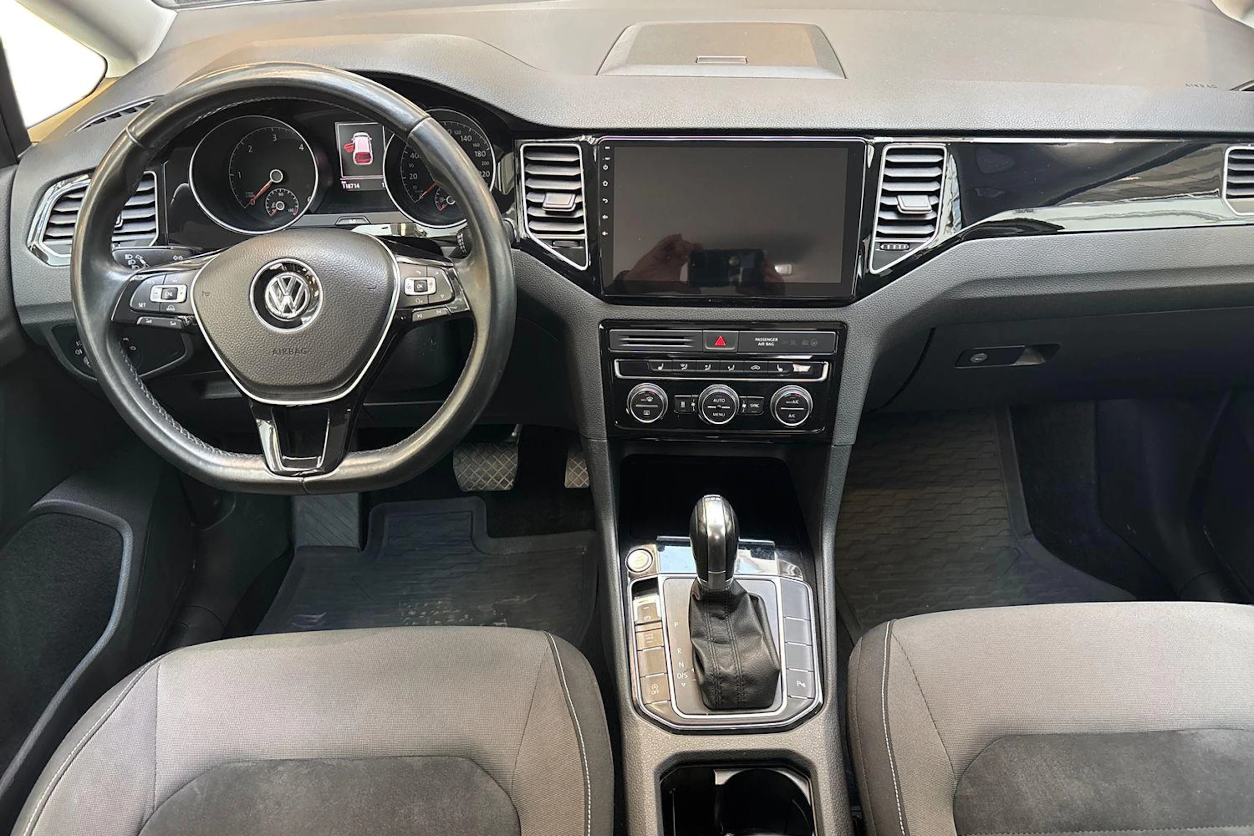 valkoinen Volkswagen Golf Sportsvan 2015 kuva 7.