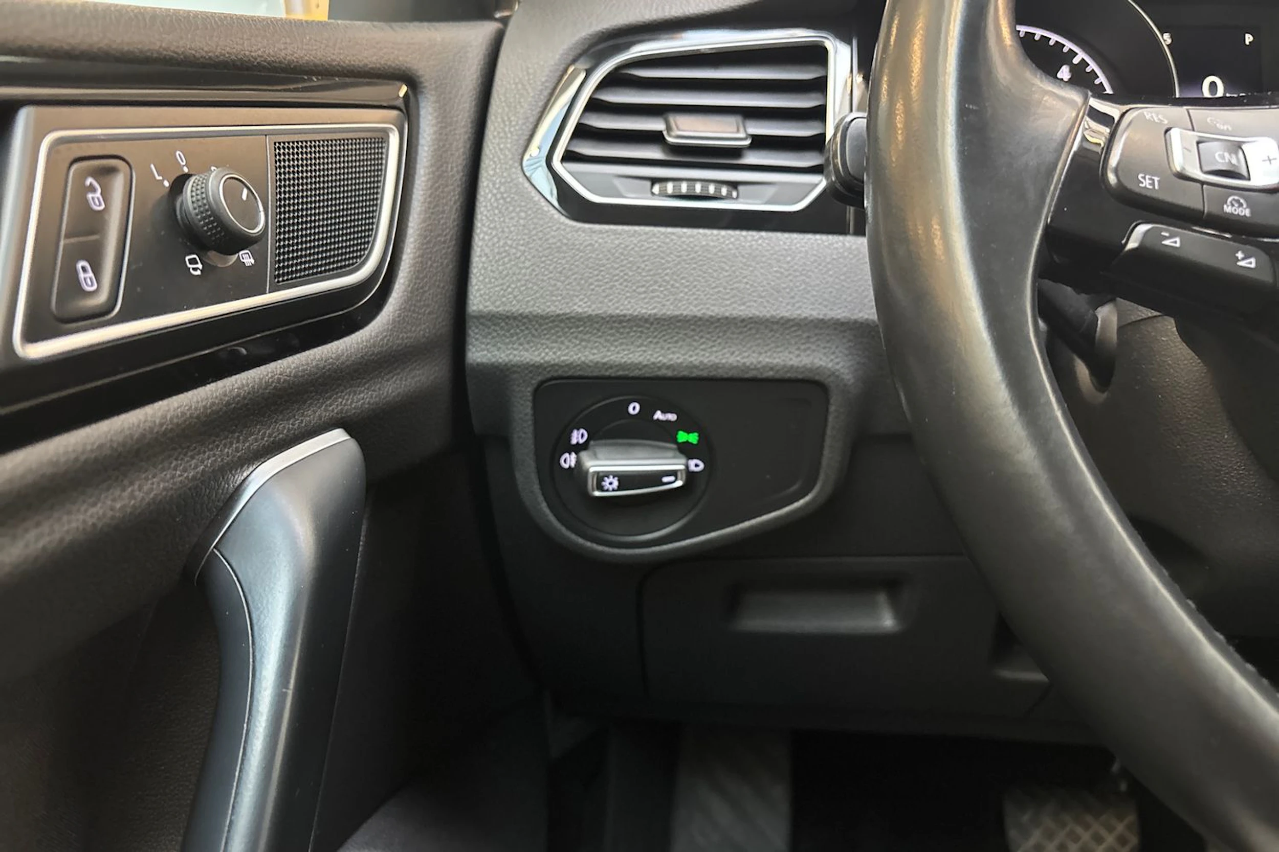 valkoinen Volkswagen Golf Sportsvan 2015 kuva 13.