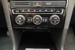 valkoinen Volkswagen Golf Sportsvan 2015 kuva 17.