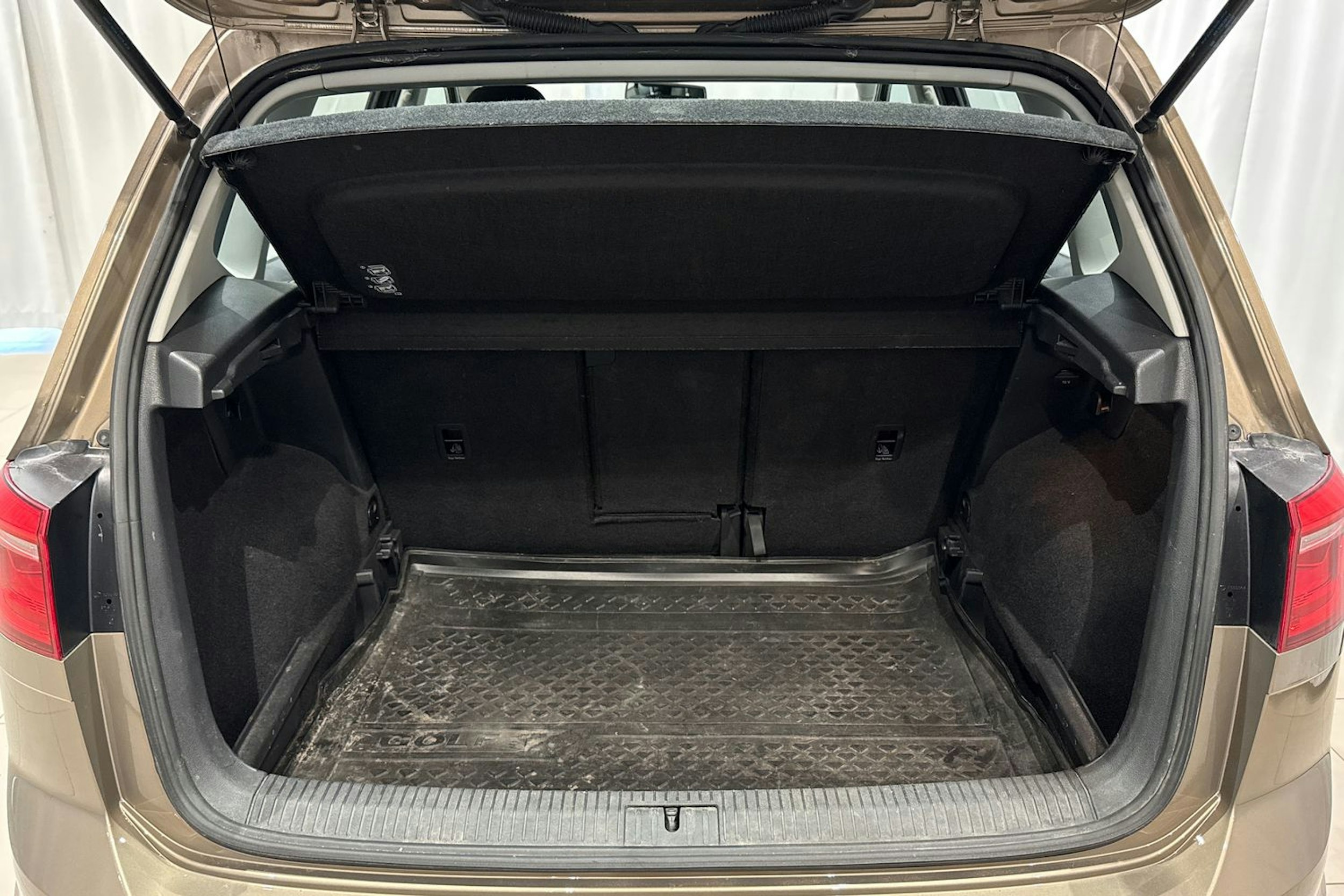 met. ruskea (beige) Volkswagen Golf Sportsvan 2015 kuva 15.