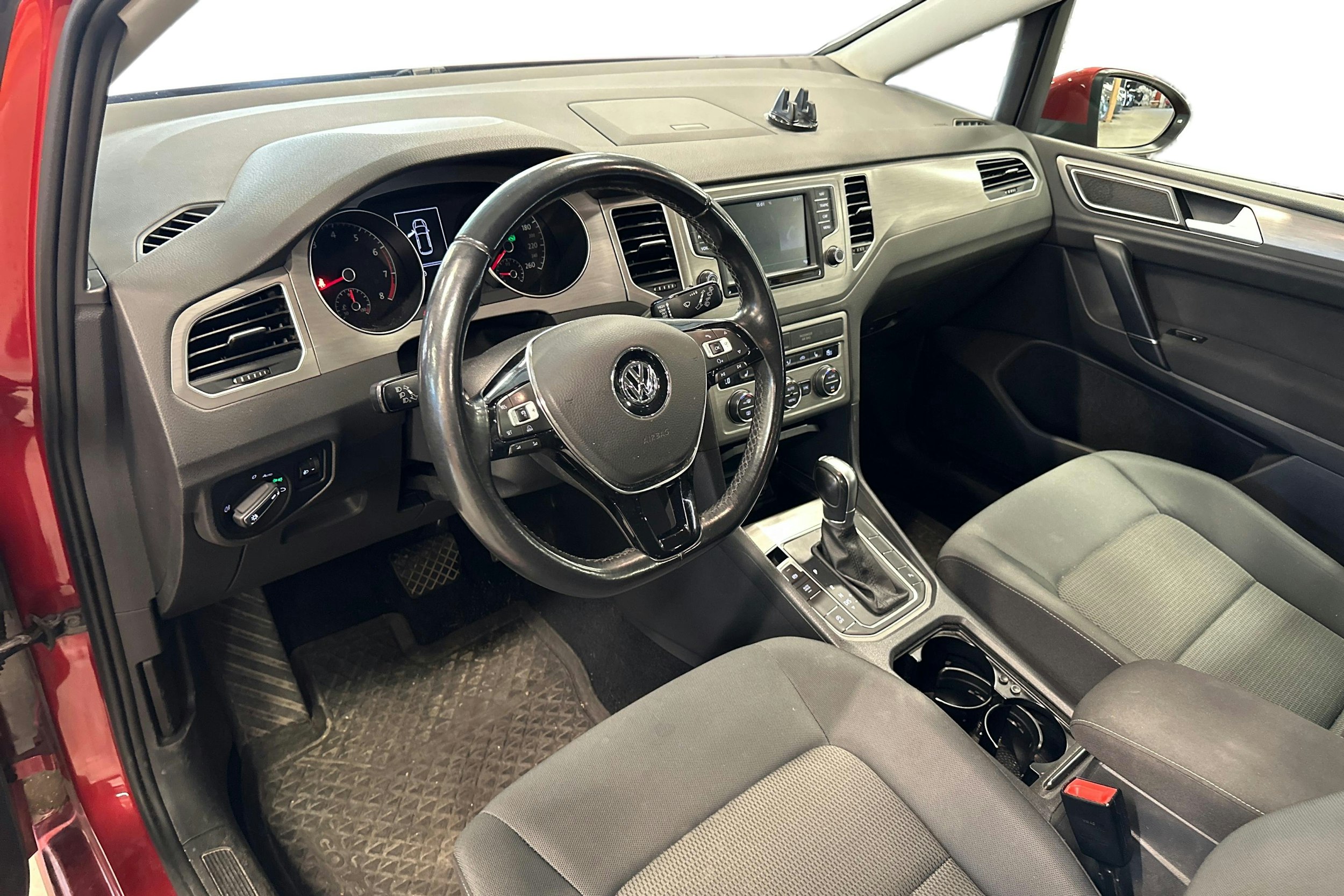 punainen Volkswagen Golf Sportsvan 2015 kuva 3.