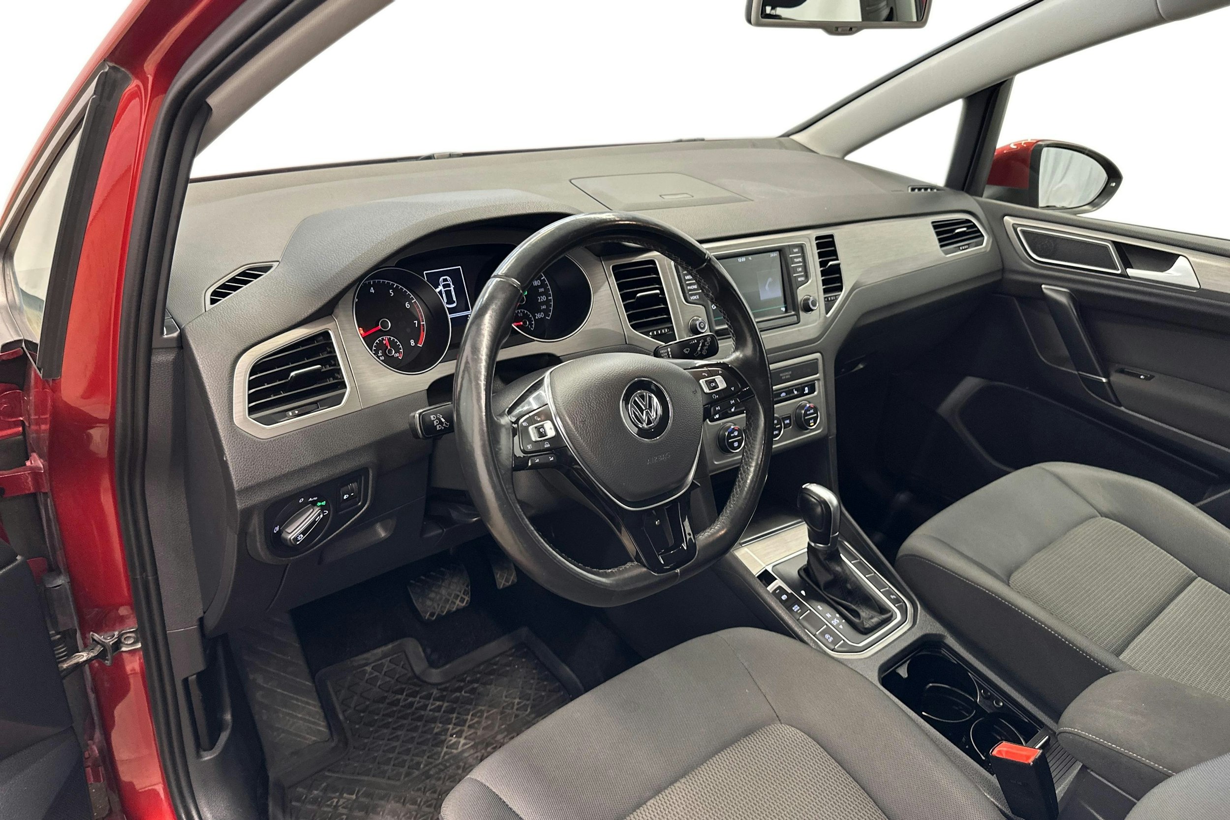 punainen Volkswagen Golf Sportsvan 2015 kuva 7.