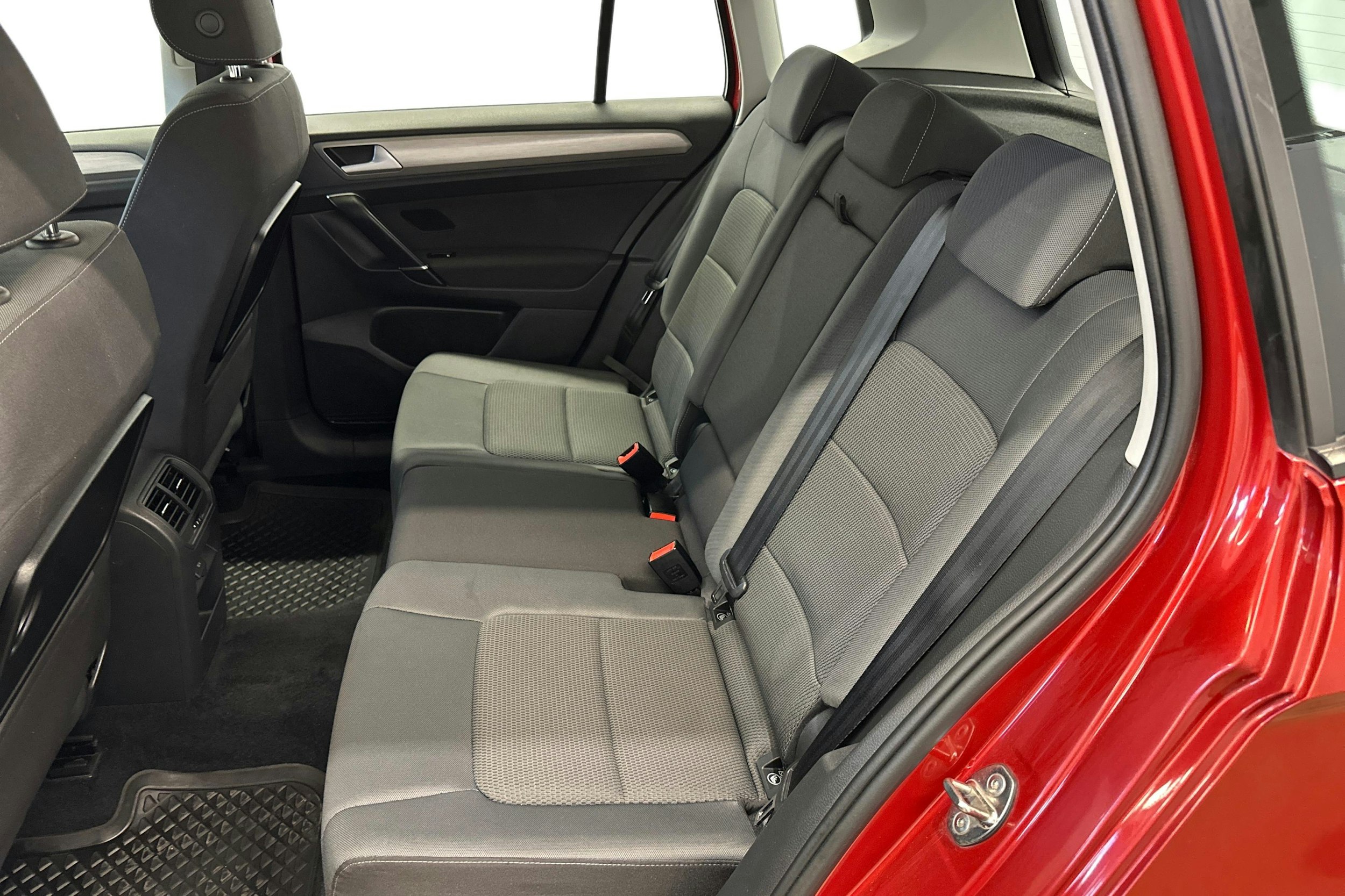 punainen Volkswagen Golf Sportsvan 2015 kuva 10.
