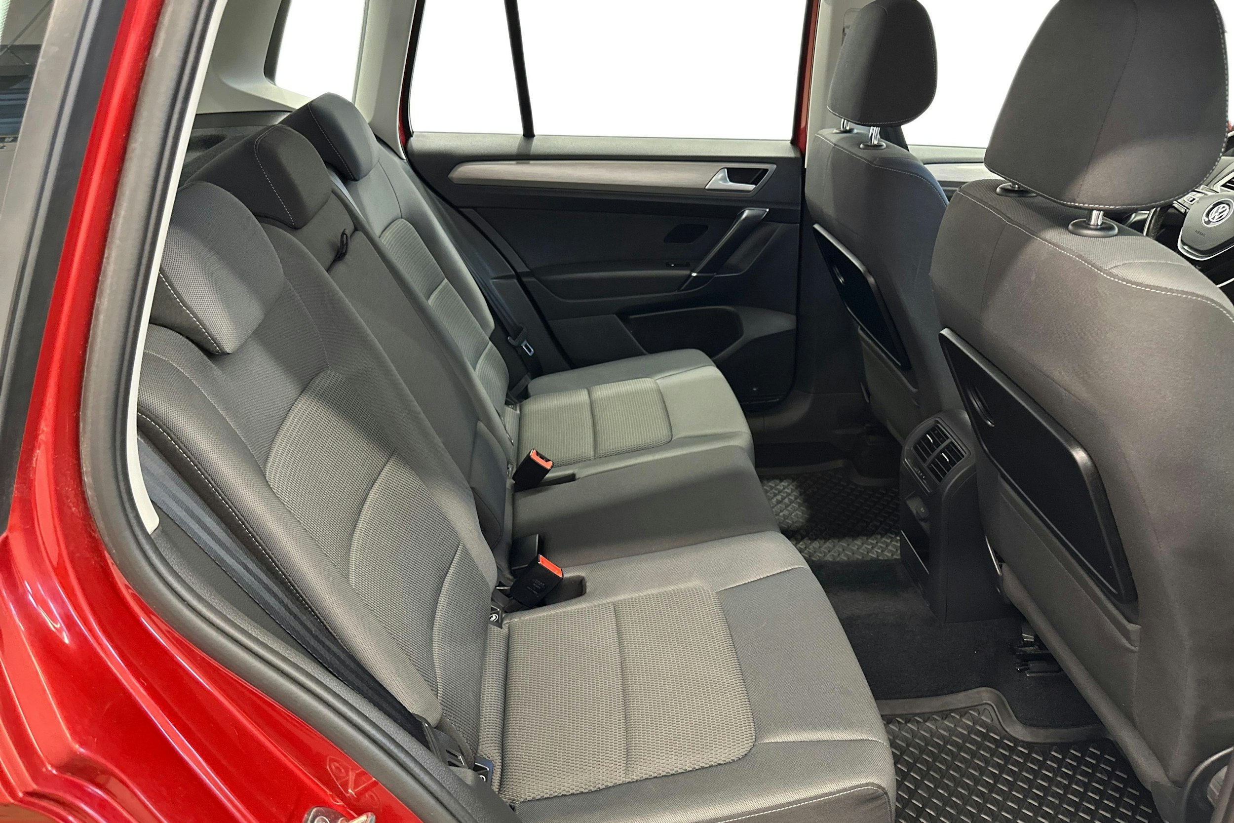 punainen Volkswagen Golf Sportsvan 2015 kuva 11.