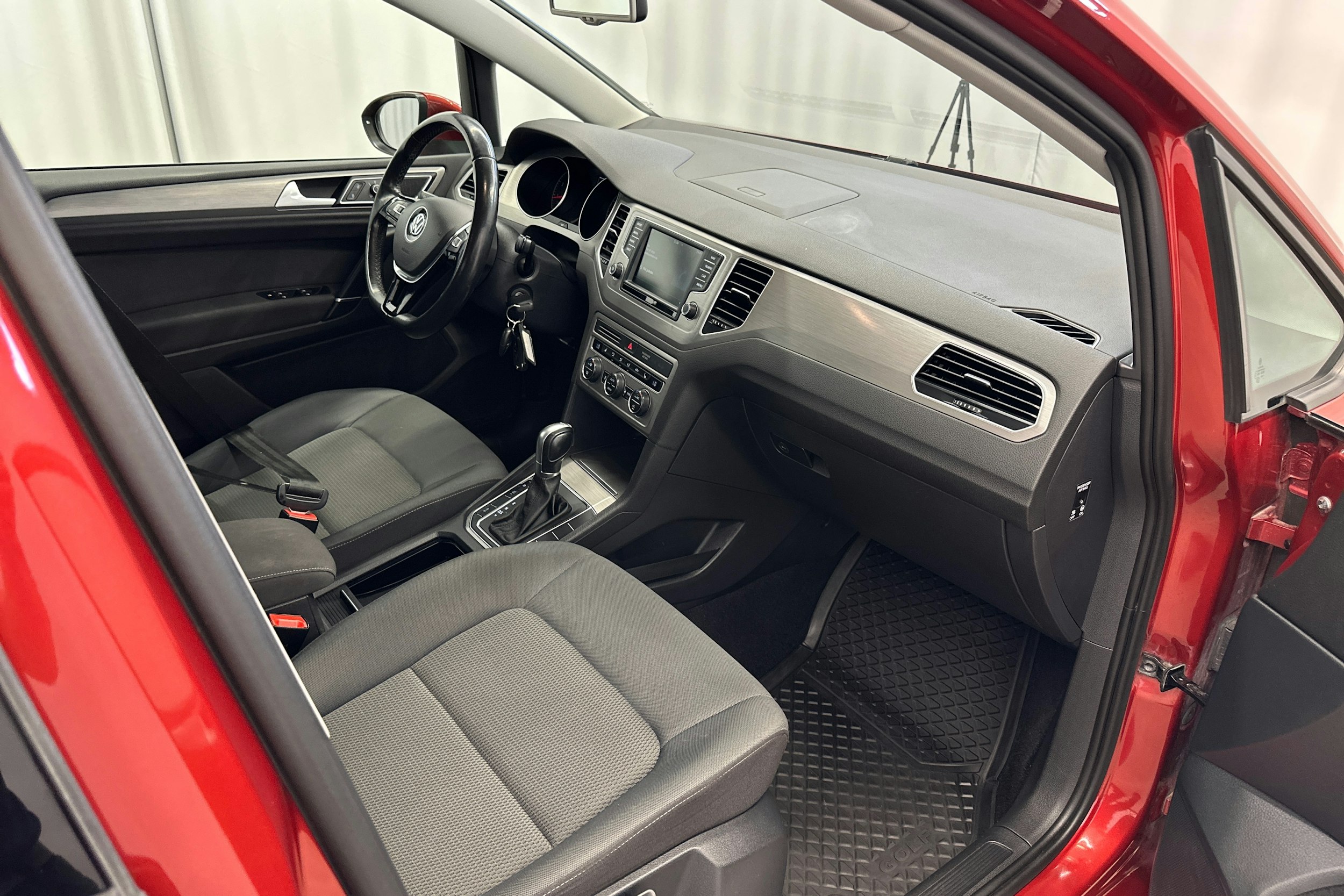 punainen Volkswagen Golf Sportsvan 2015 kuva 13.