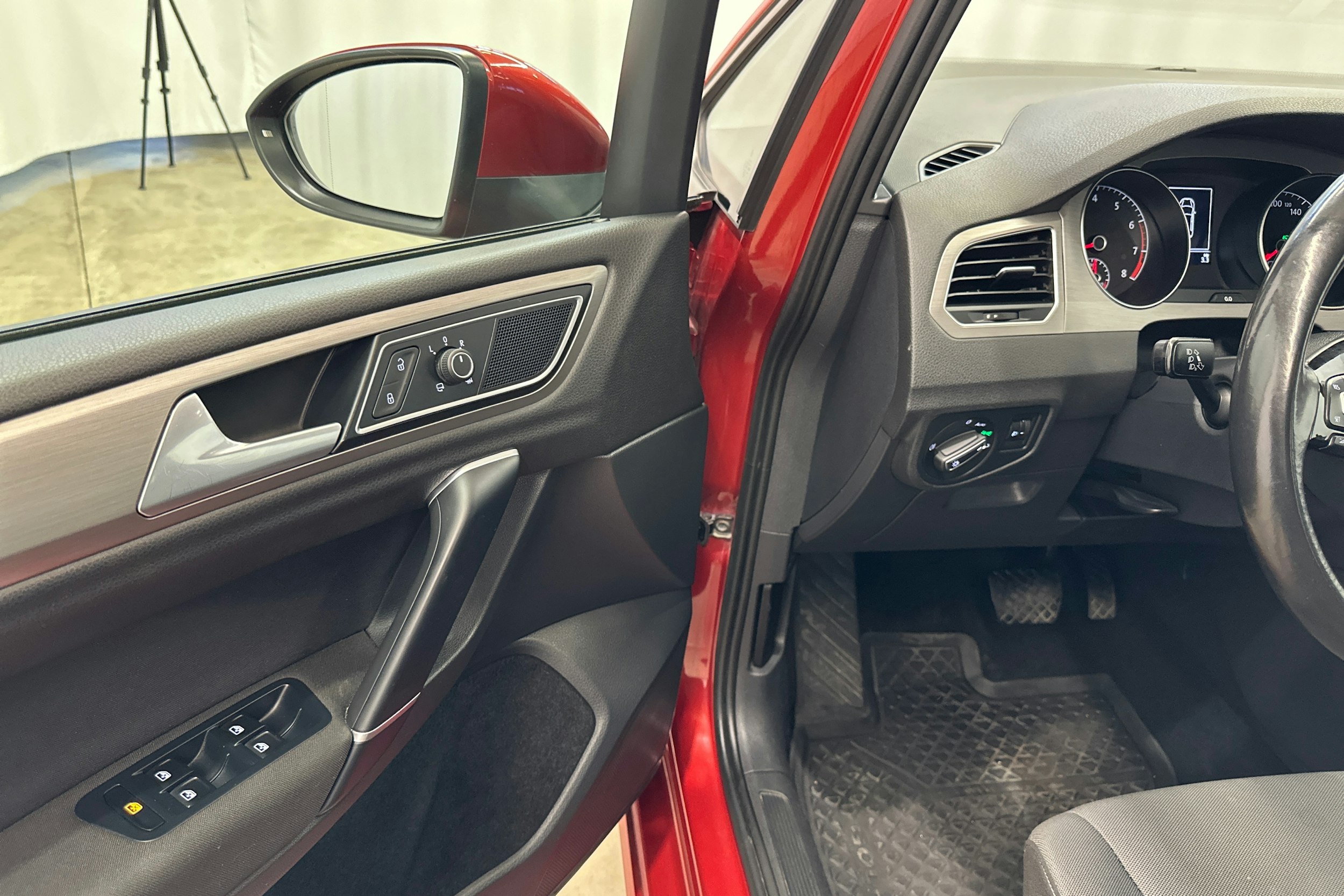 punainen Volkswagen Golf Sportsvan 2015 kuva 14.