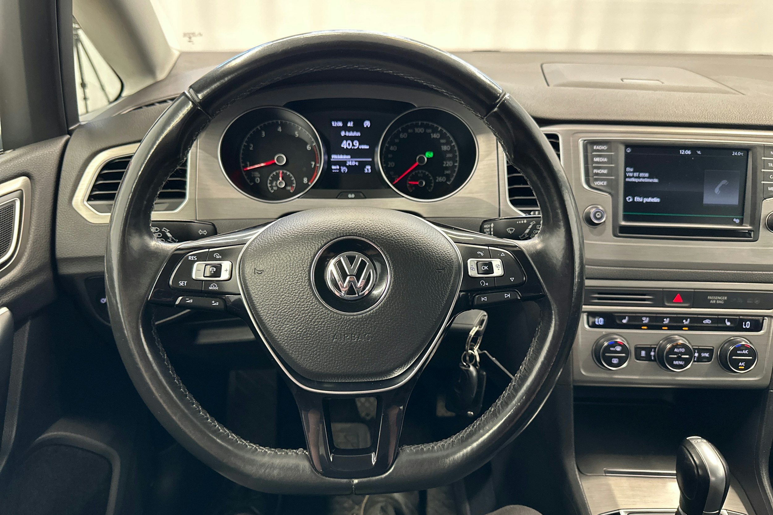 punainen Volkswagen Golf Sportsvan 2015 kuva 15.