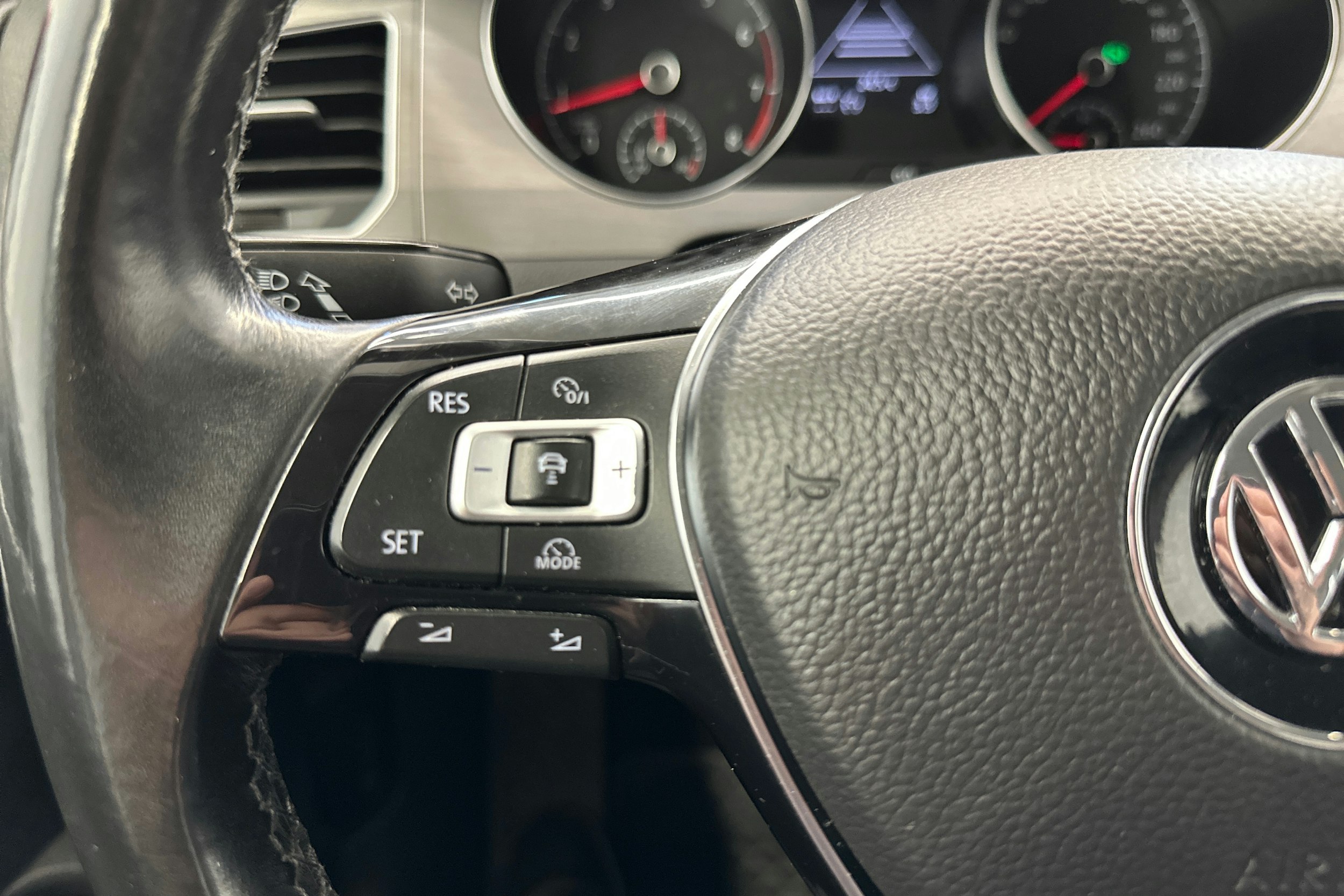 punainen Volkswagen Golf Sportsvan 2015 kuva 17.