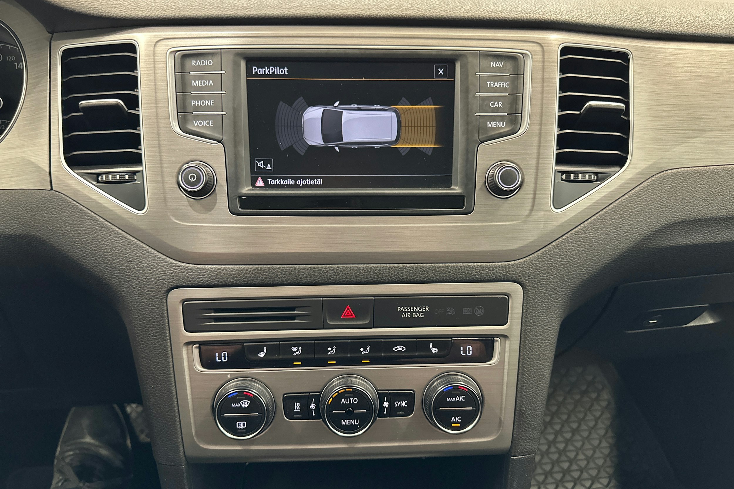 punainen Volkswagen Golf Sportsvan 2015 kuva 20.