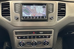 punainen Volkswagen Golf Sportsvan 2015 kuva 21.