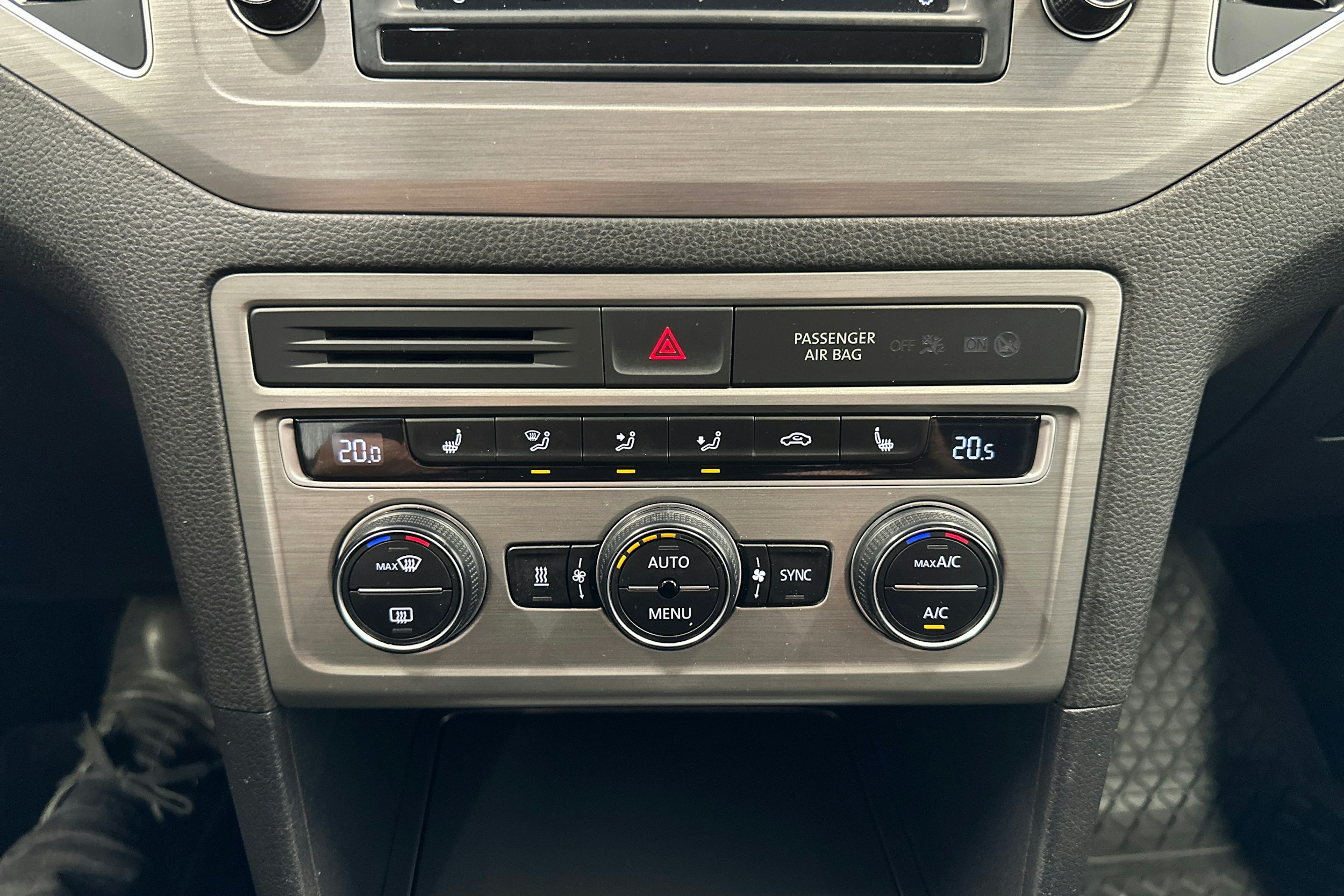 punainen Volkswagen Golf Sportsvan 2015 kuva 22.