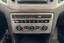 punainen Volkswagen Golf Sportsvan 2015 kuva 22.