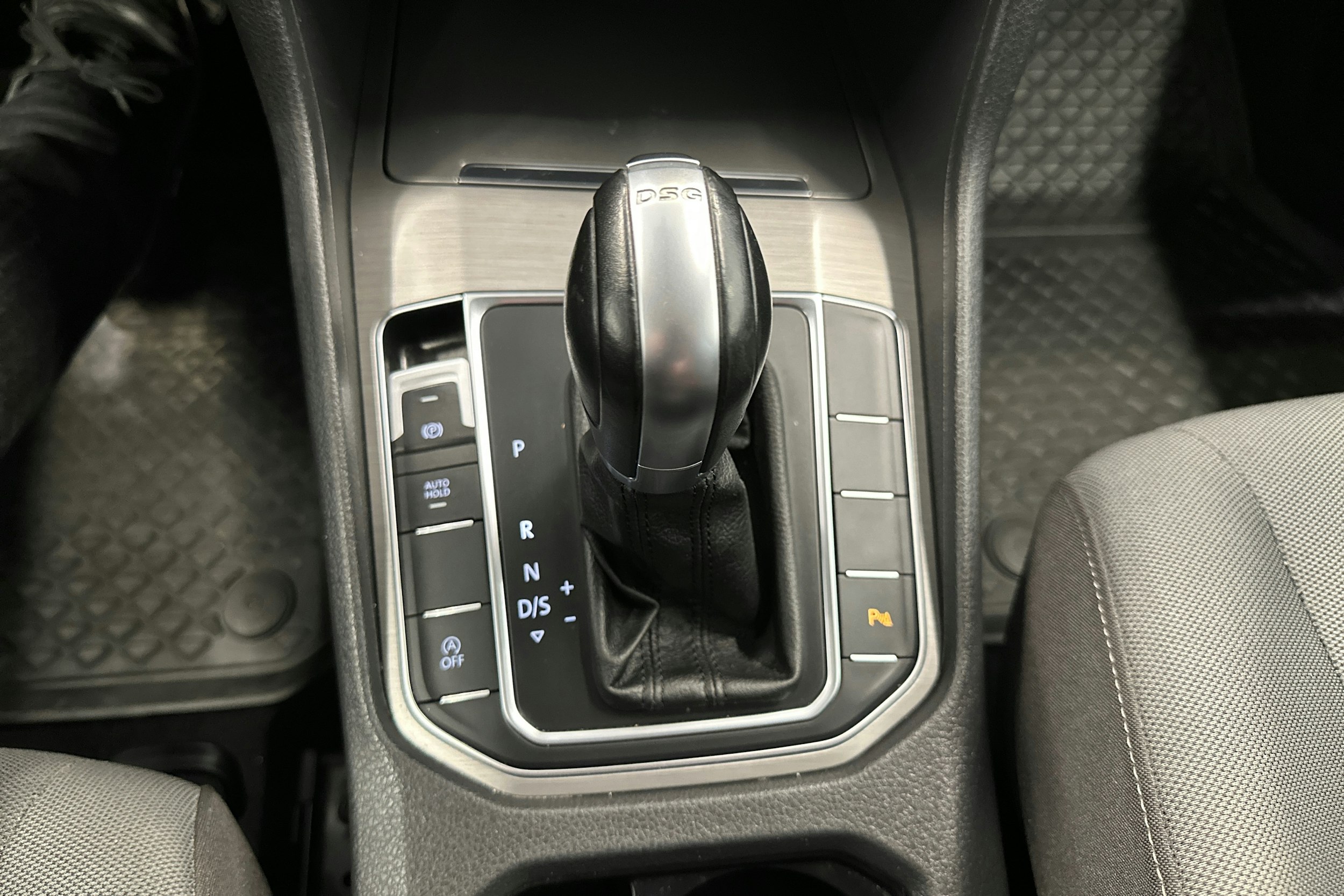 punainen Volkswagen Golf Sportsvan 2015 kuva 23.