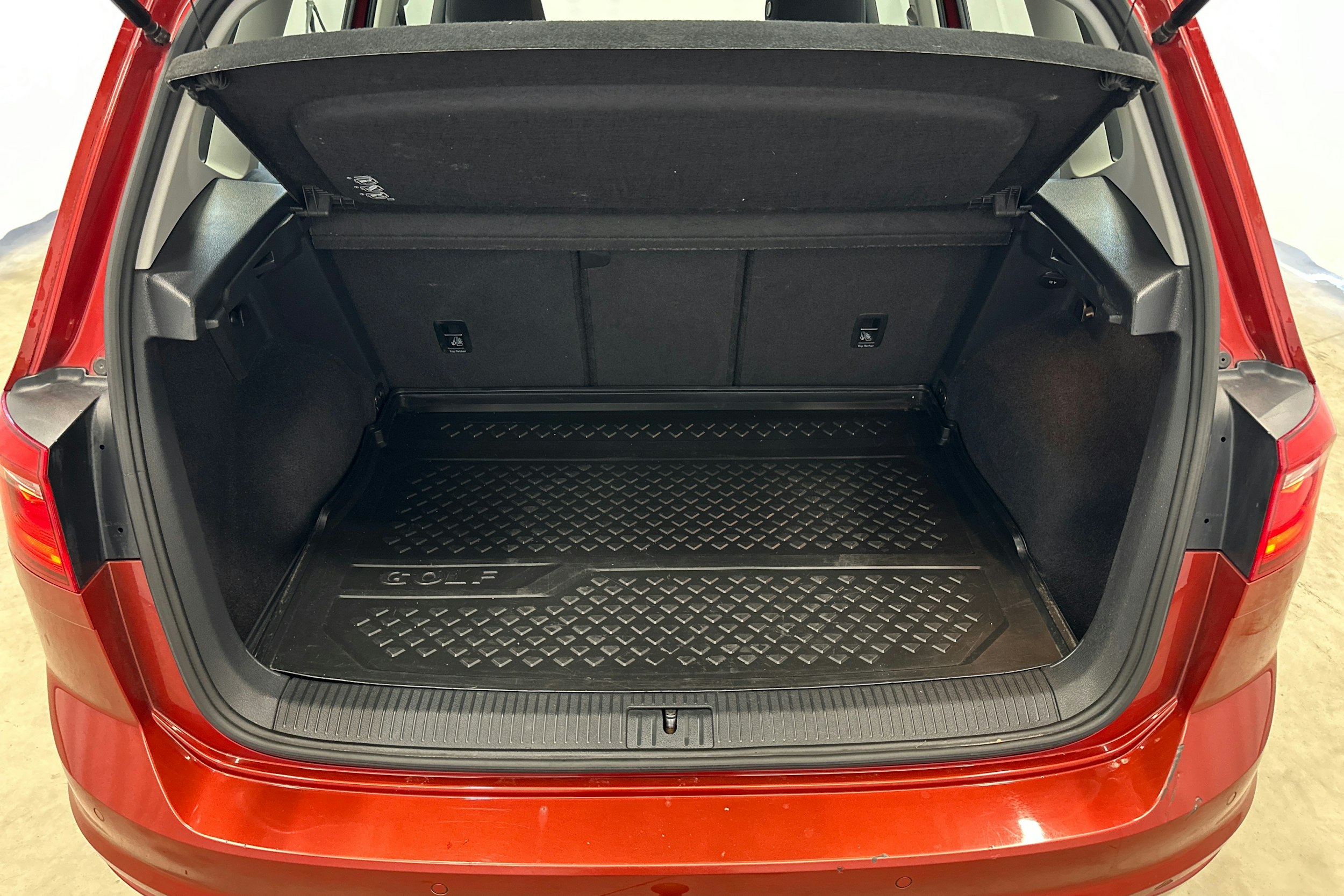 punainen Volkswagen Golf Sportsvan 2015 kuva 35.