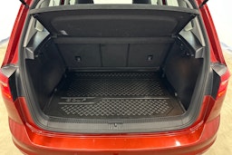 punainen Volkswagen Golf Sportsvan 2015 kuva 35.