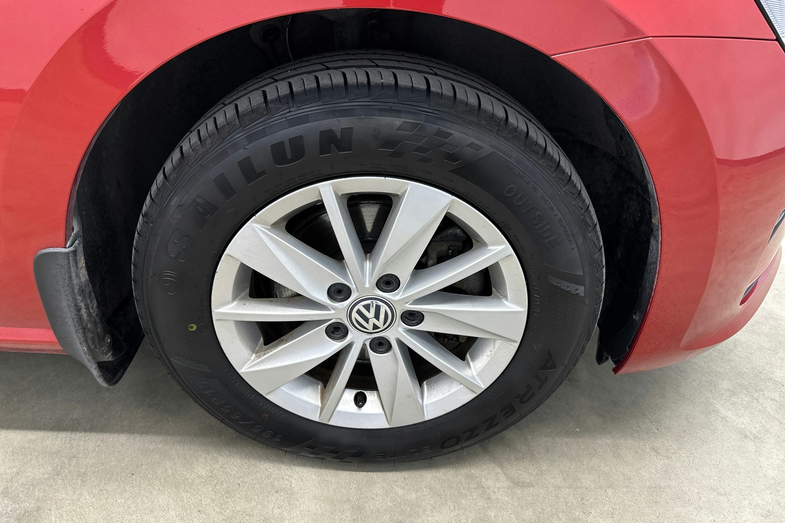 punainen Volkswagen Golf Sportsvan 2015 kuva 36.