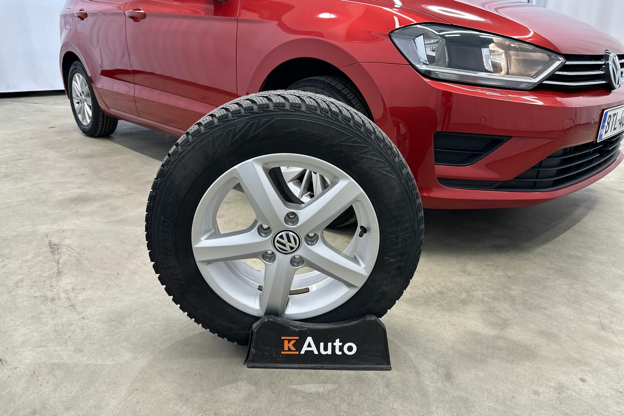 punainen Volkswagen Golf Sportsvan 2015 kuva 37.
