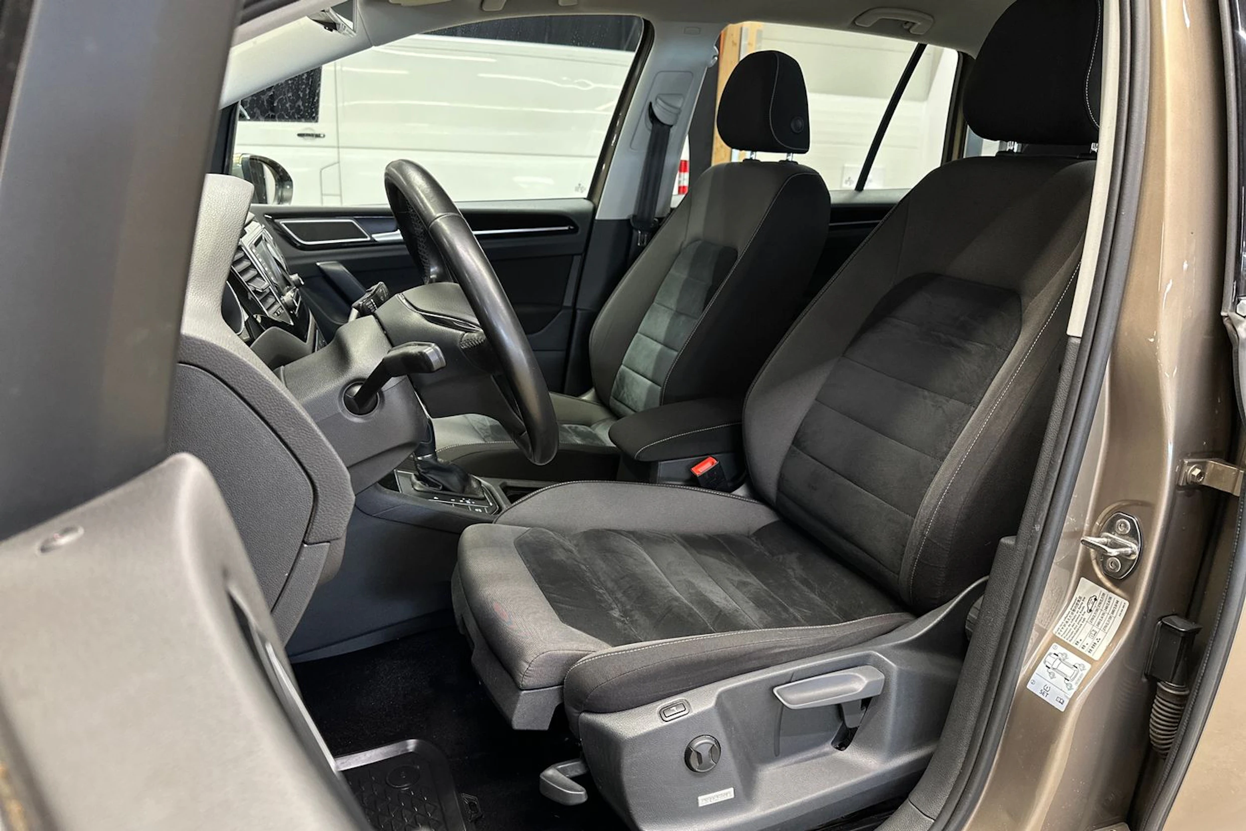 ruskea (beige) Volkswagen Golf Sportsvan 2015 kuva 16.