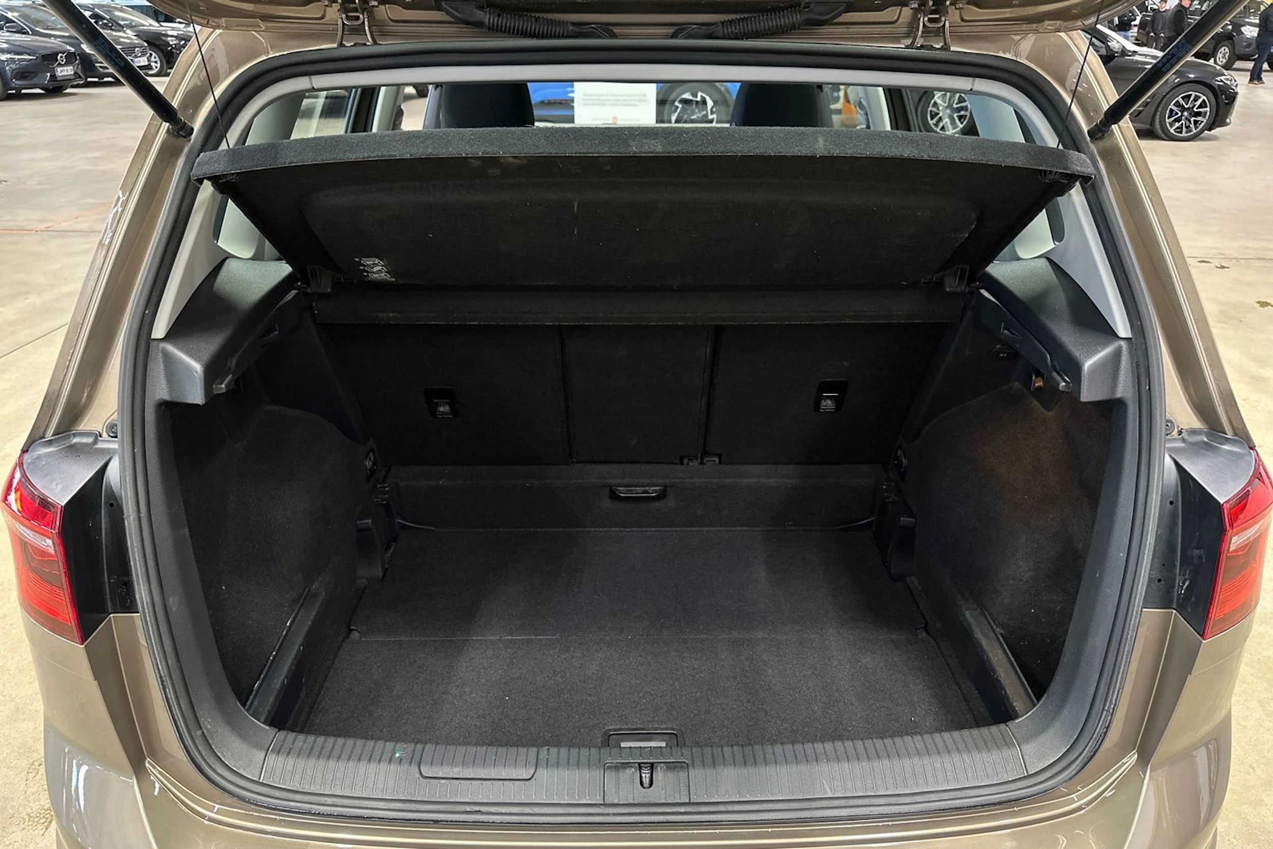 ruskea (beige) Volkswagen Golf Sportsvan 2015 kuva 28.