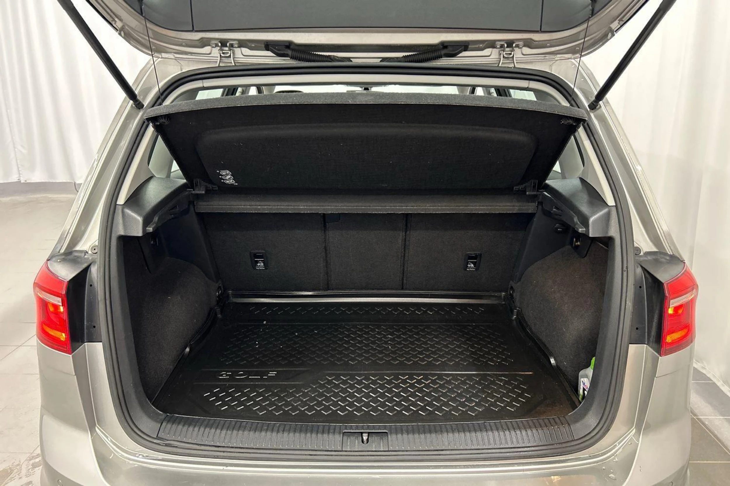 Harmaa Volkswagen Golf Sportsvan 2015 kuva 13.
