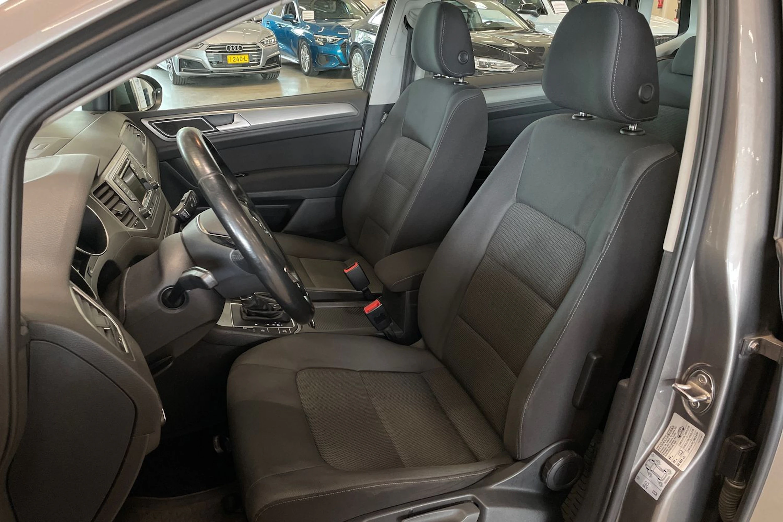harmaa Volkswagen Golf Sportsvan 2015 kuva 11.