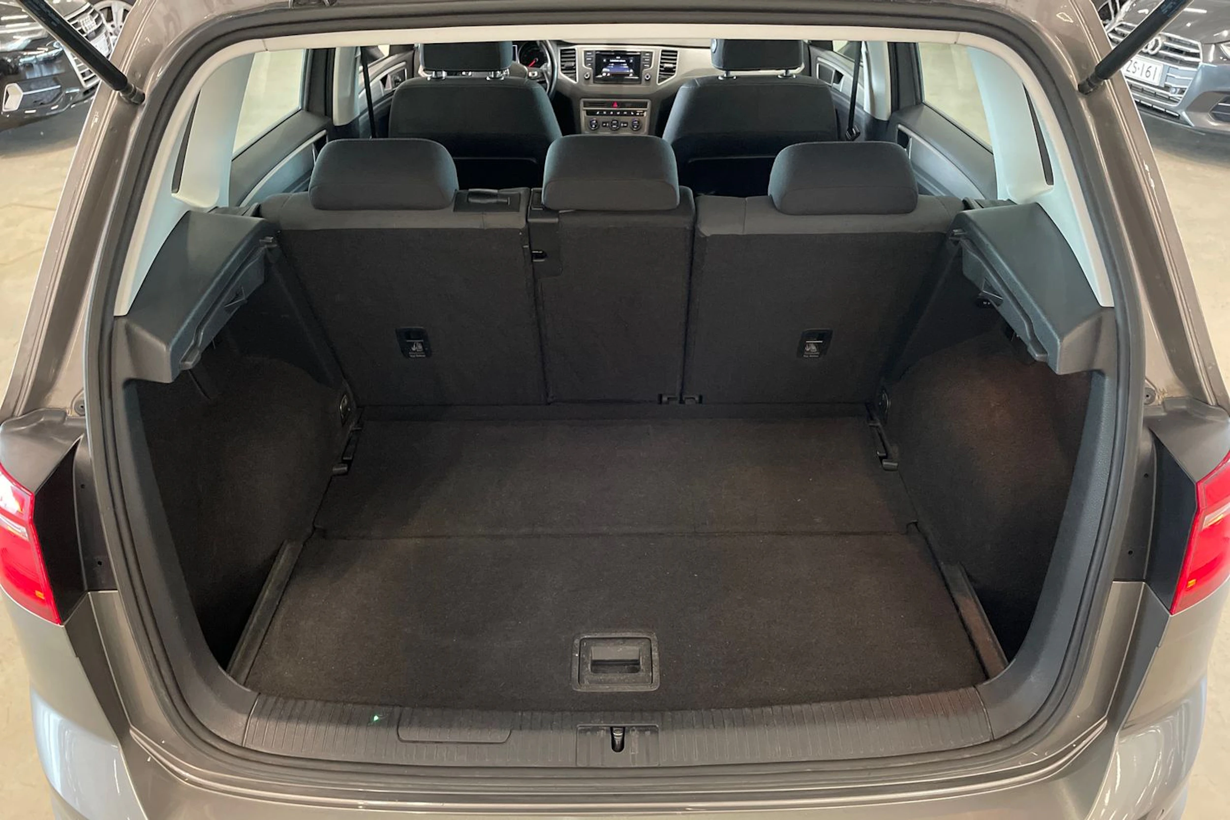 harmaa Volkswagen Golf Sportsvan 2015 kuva 24.