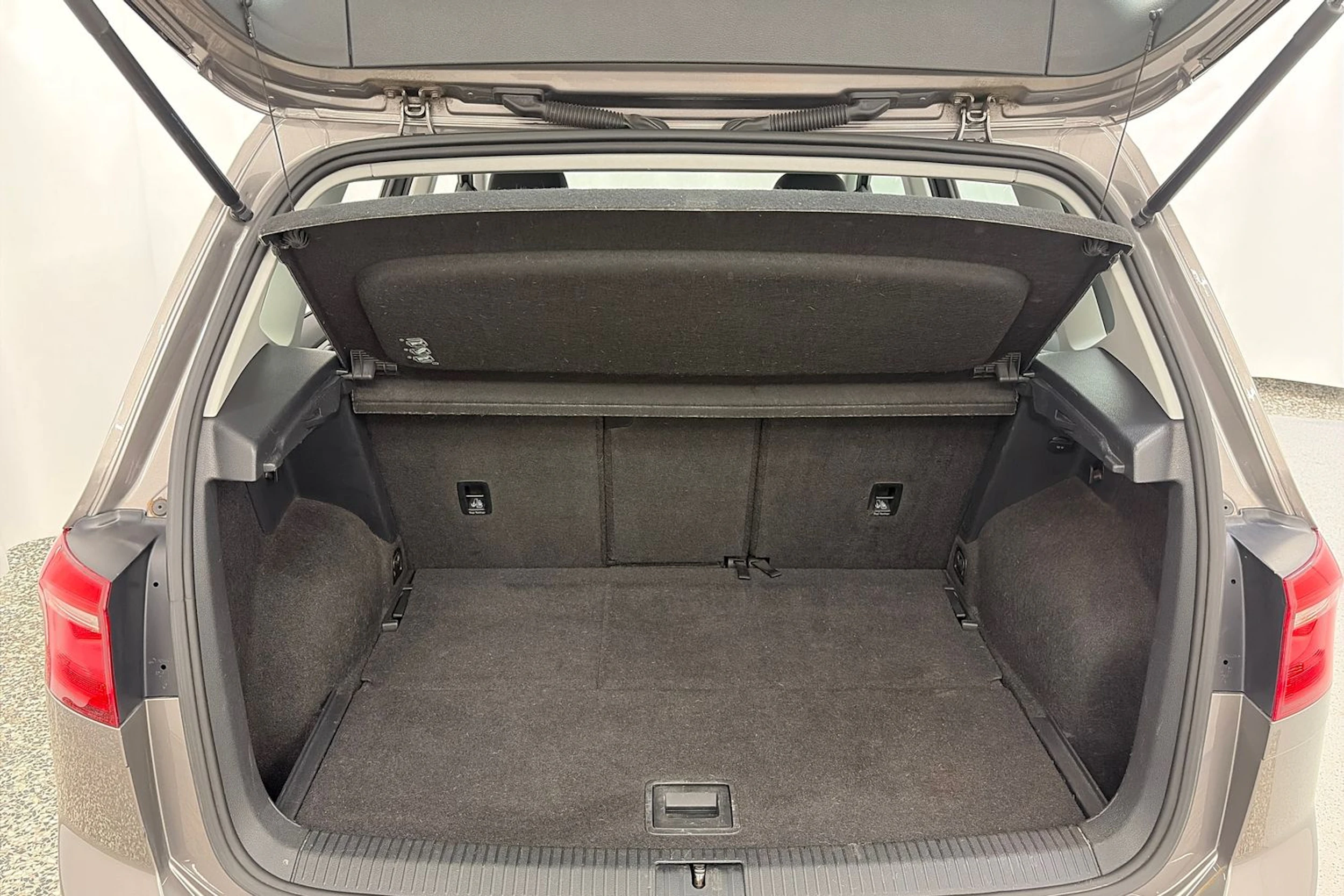 harmaa Volkswagen Golf Sportsvan 2015 kuva 12.