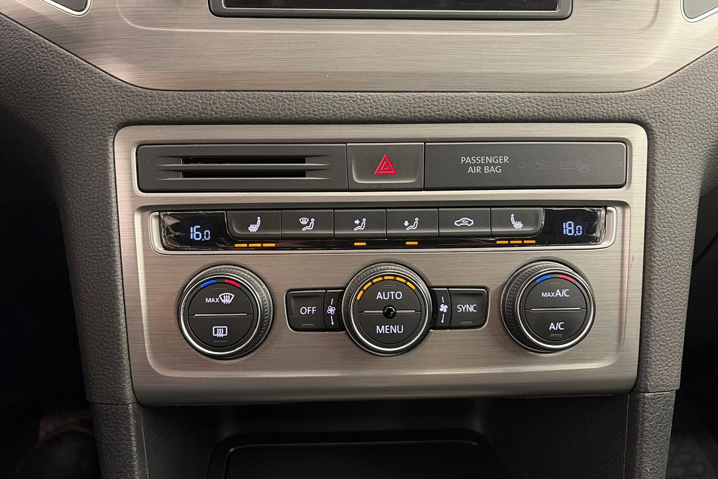 harmaa Volkswagen Golf Sportsvan 2015 kuva 22.